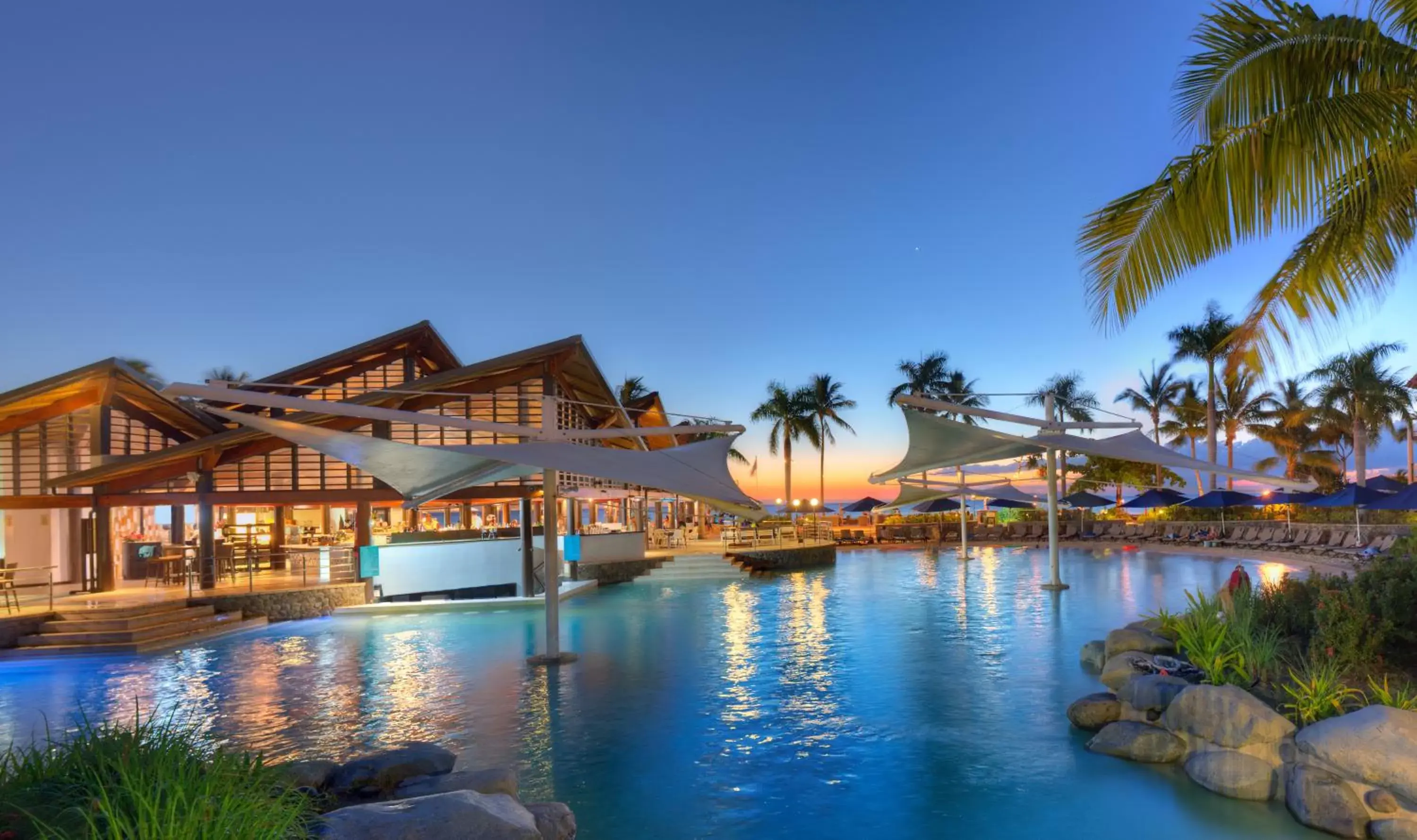 Restaurant/places to eat, Swimming Pool in Radisson Blu Resort Fiji