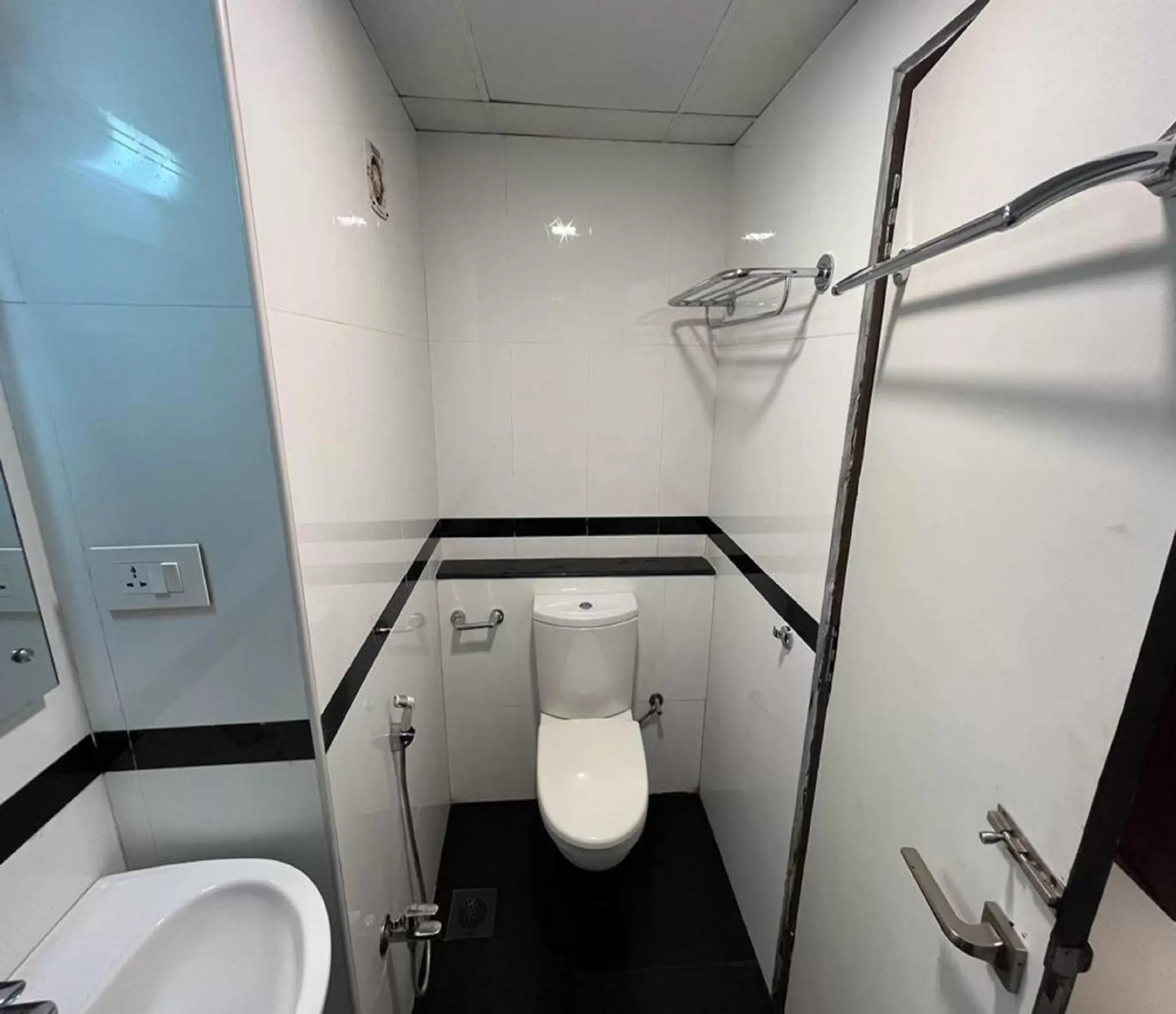 Bathroom in Daffodil Inn Bathroom in Daffodil Inn