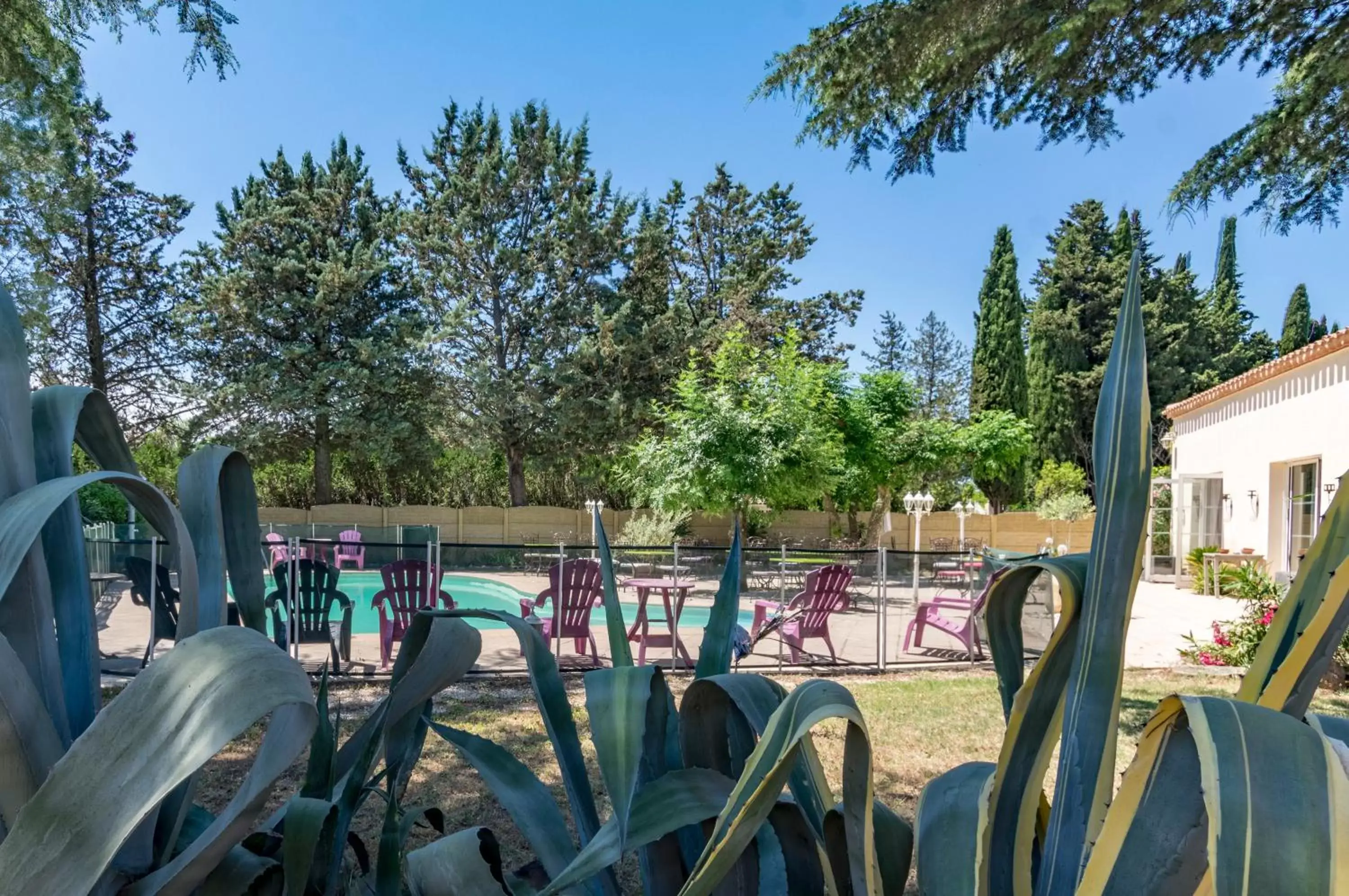 Patio, Swimming Pool in Hotel Le Vieux Moulin