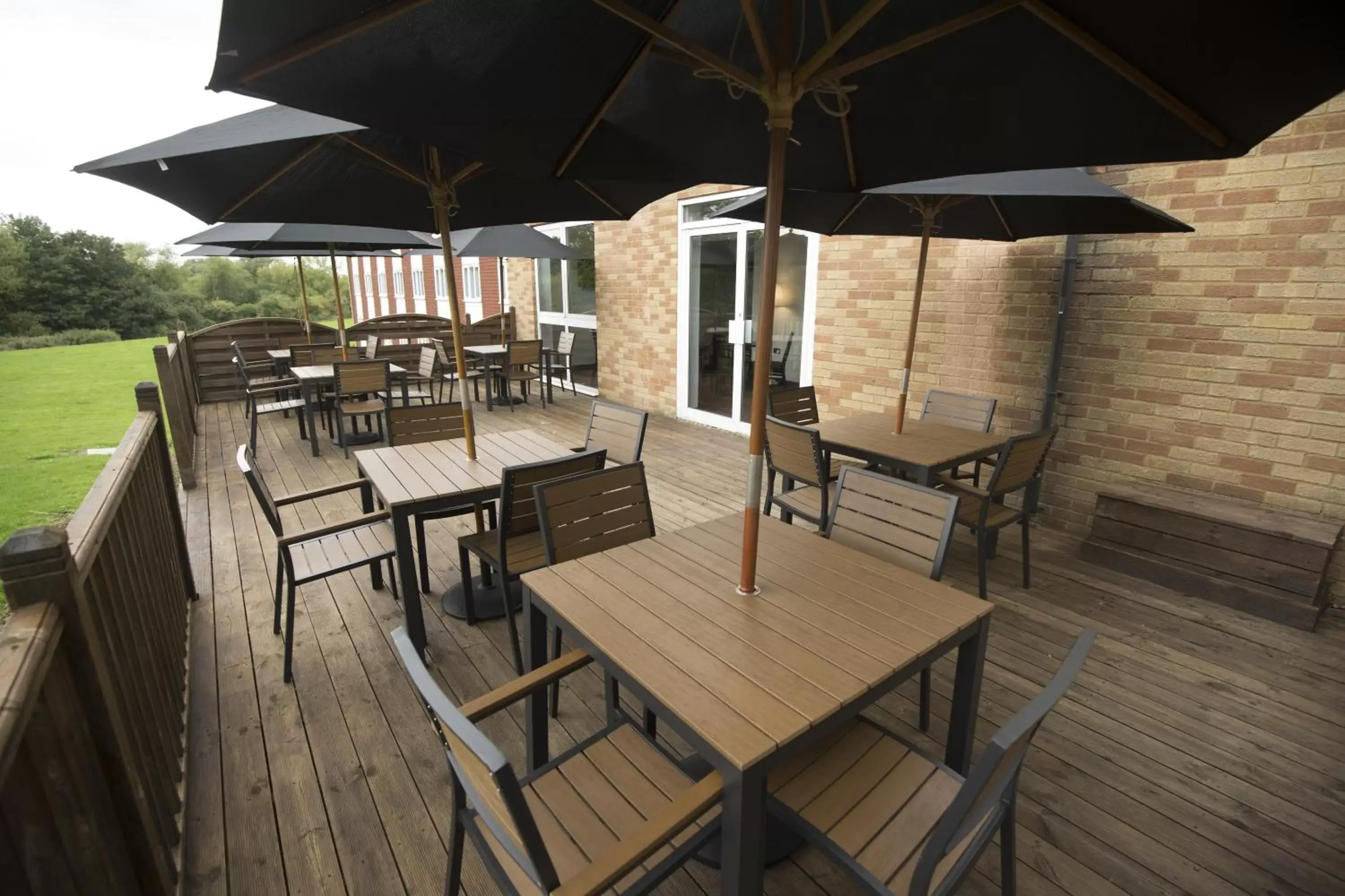 Patio, Restaurant/Places to Eat in Ramada Milton Keynes