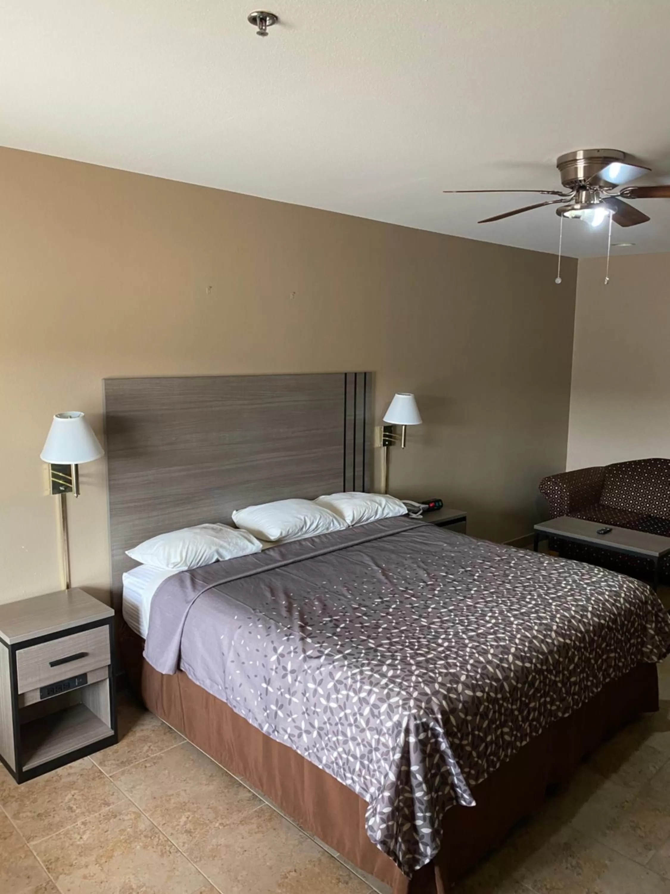 Bed in Los Fresnos Inn and Suites