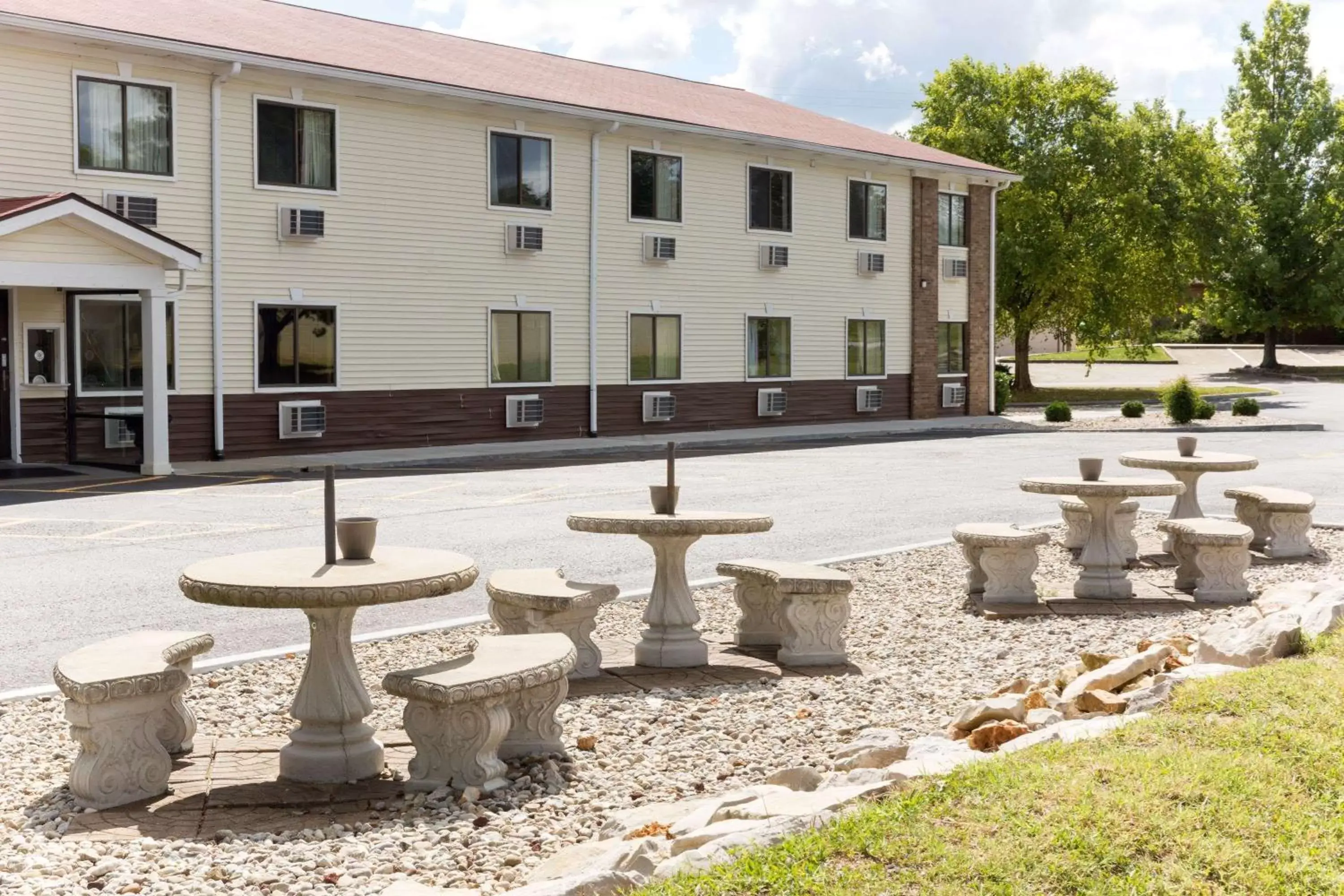 Property building in Super 8 by Wyndham Radcliff Ft. Knox Area Property building in Super 8 by Wyndham Radcliff Ft. Knox Area