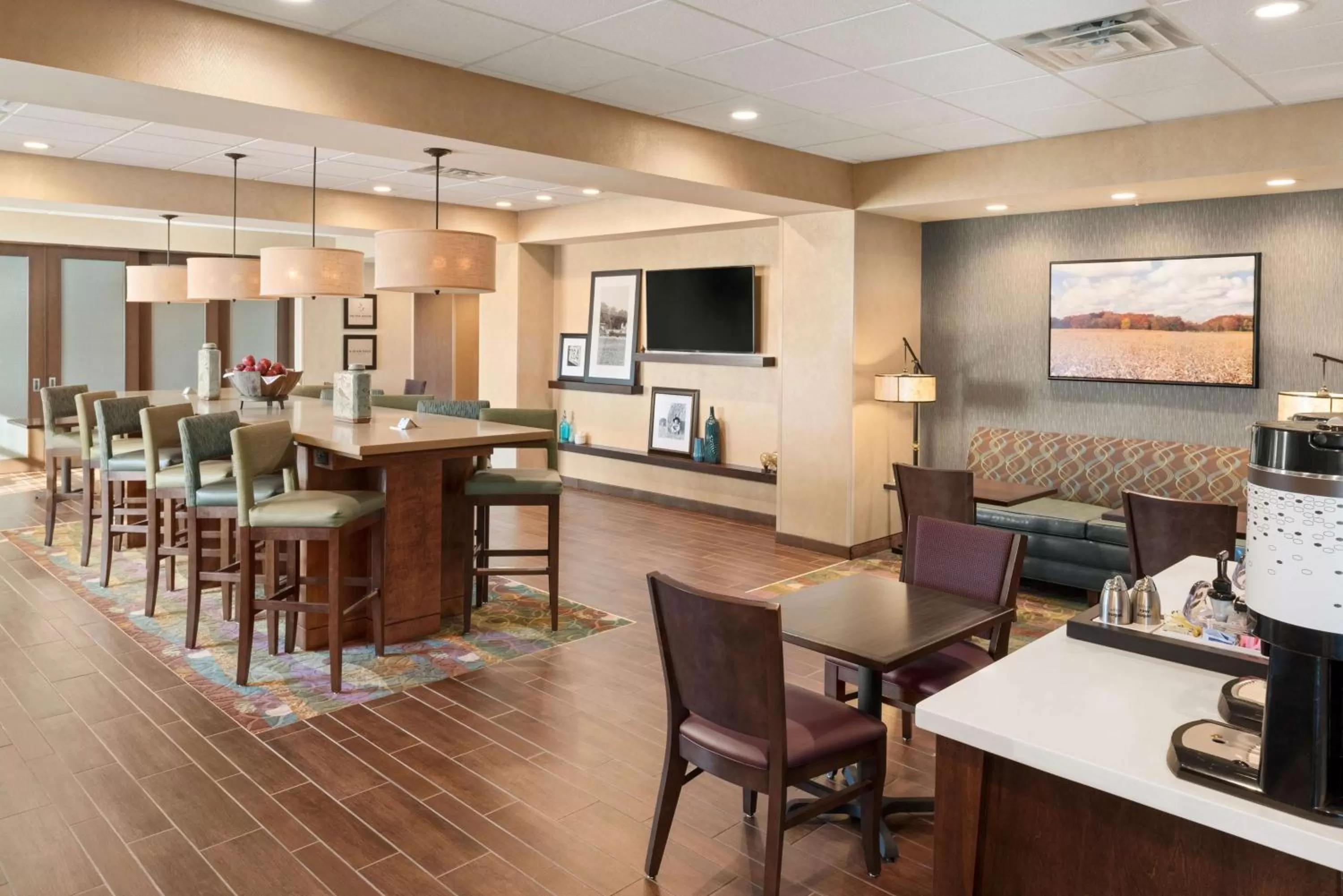 Communal lounge/ TV room in Hampton Inn Lincoln Airport, Ne