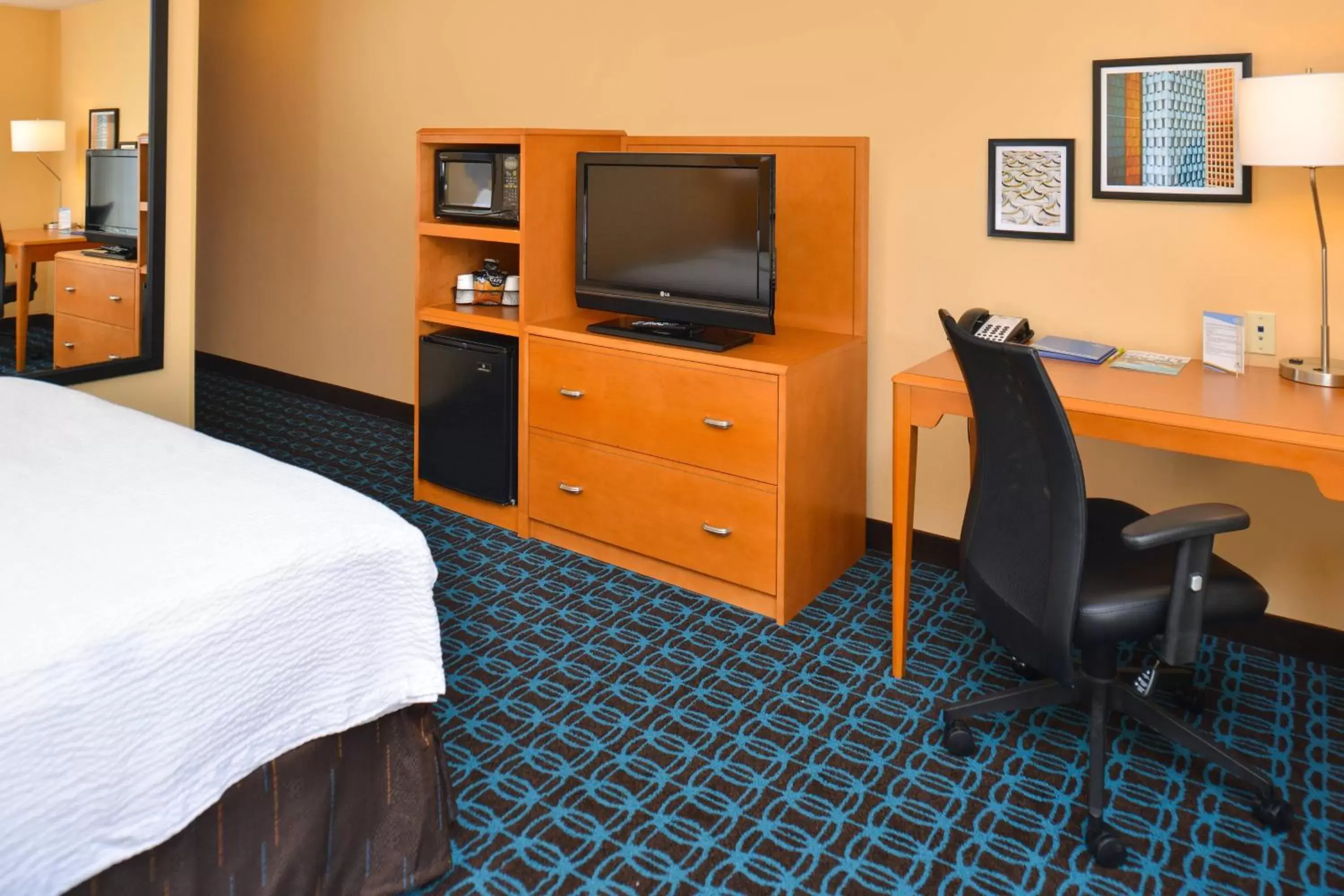 Photo of the whole room, TV/Entertainment Center in Fairfield Inn & Suites by Marriott Helena