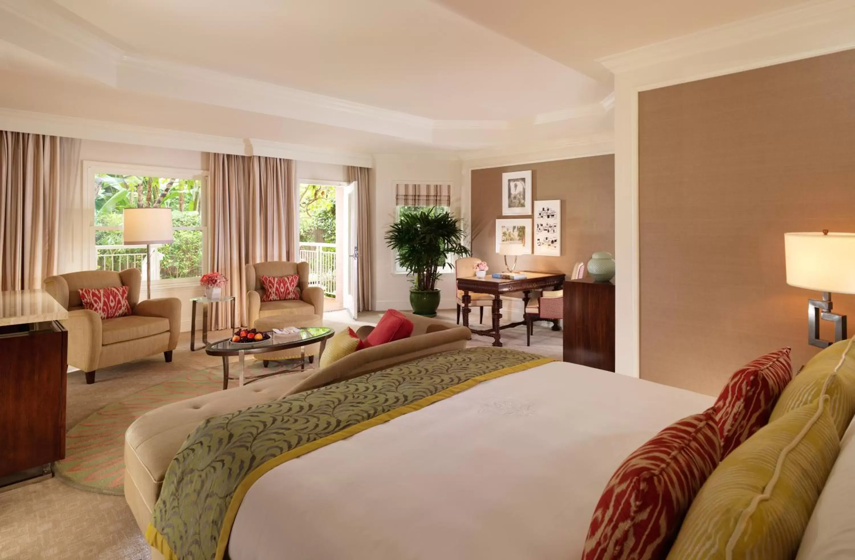 Bedroom in The Beverly Hills Hotel - Dorchester Collection