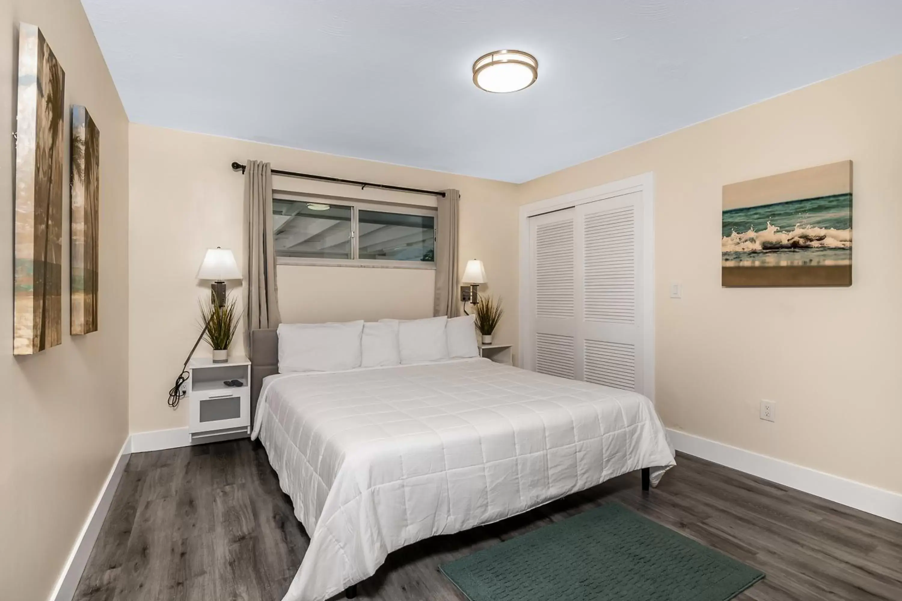 Bedroom, Bed in Latitude 26 Waterfront Boutique Resort - Fort Myers Beach