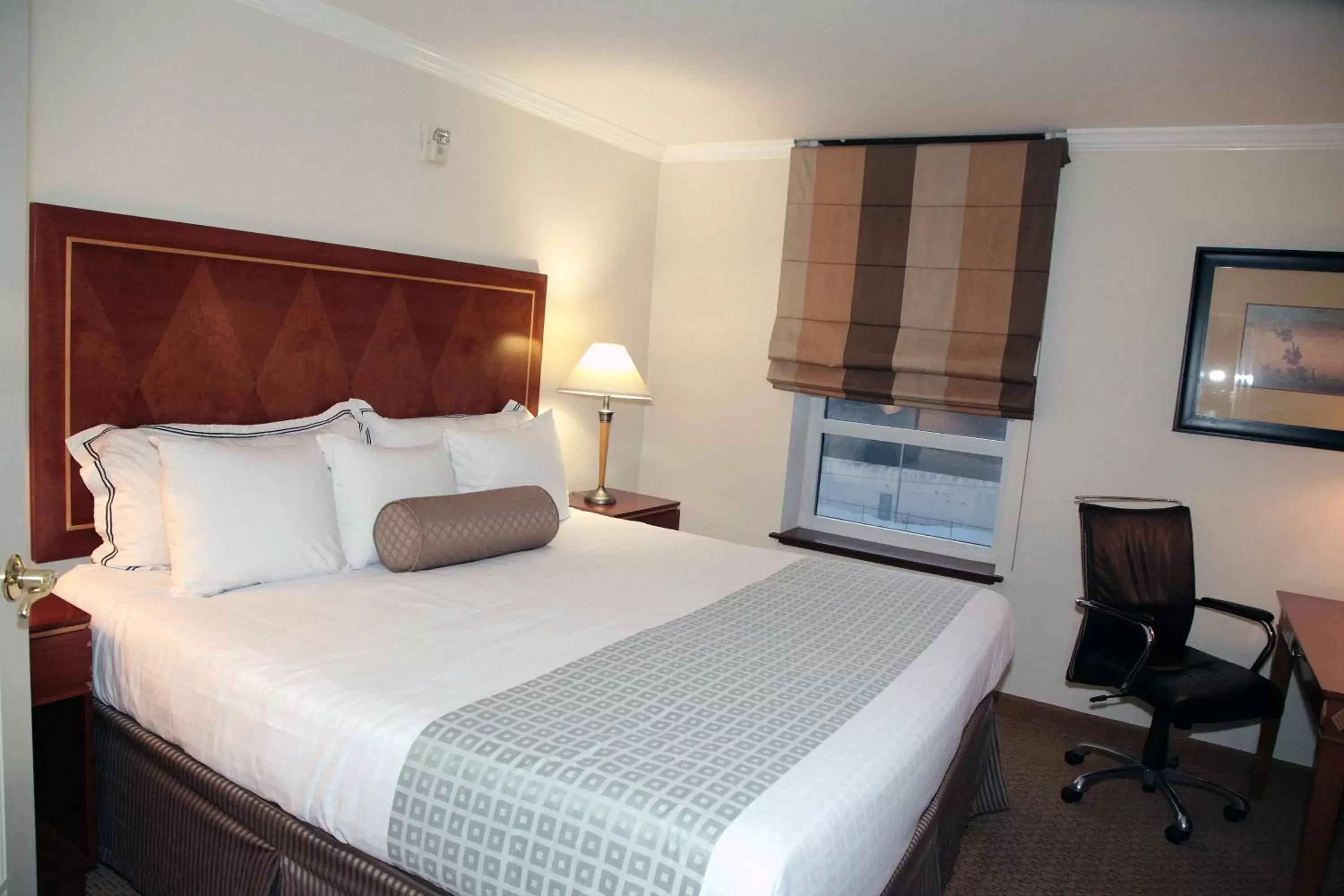 Bedroom, Bed in Hotel Executive Suites