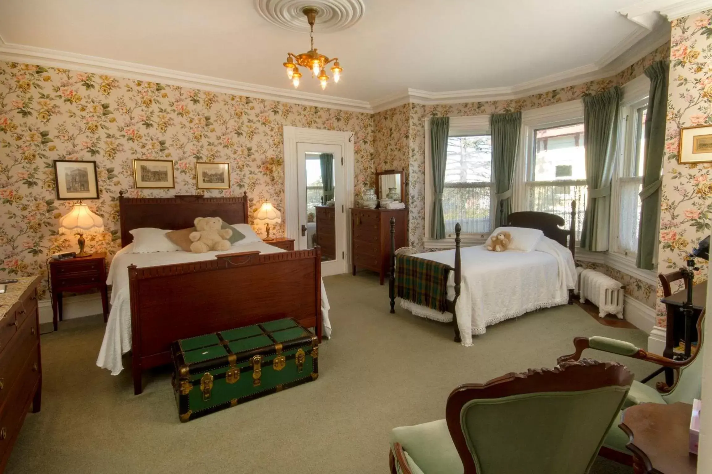 Queen Room in Homeport Historic B&B
