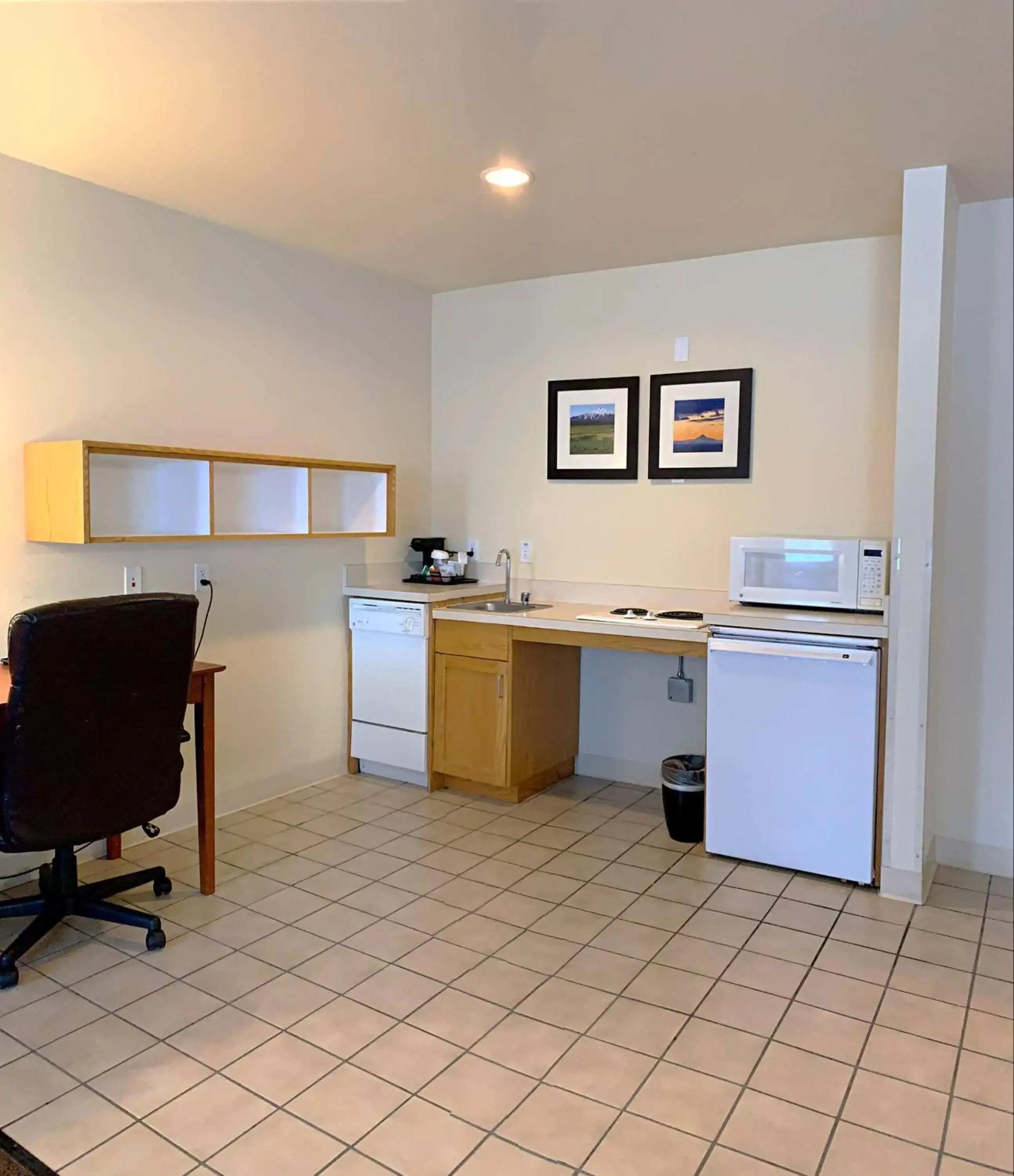 Kitchen or kitchenette, Kitchen/Kitchenette in Country Inn & Suites by Radisson, Bend, OR