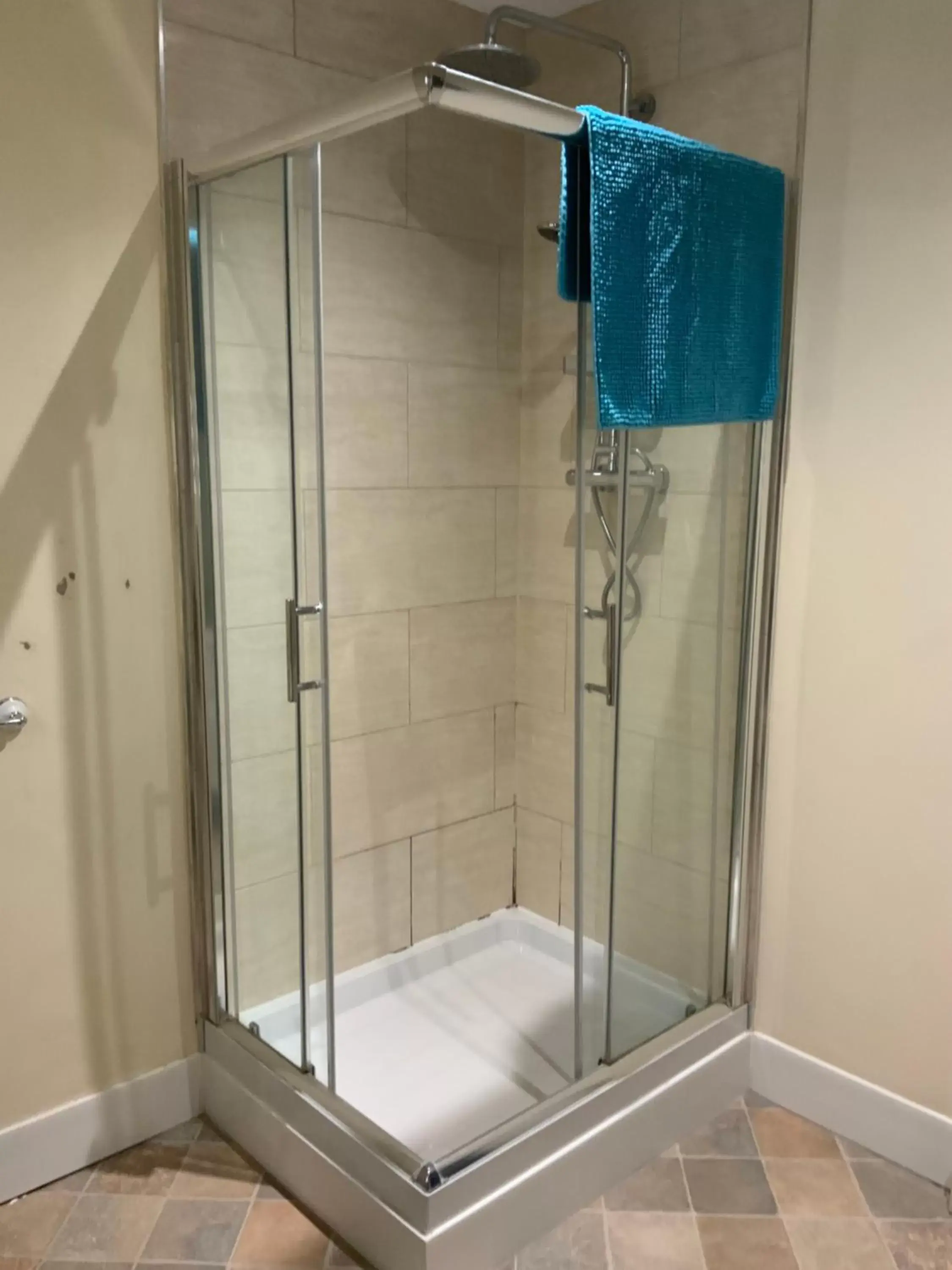 Shower, Bathroom in Wheldale Hotel