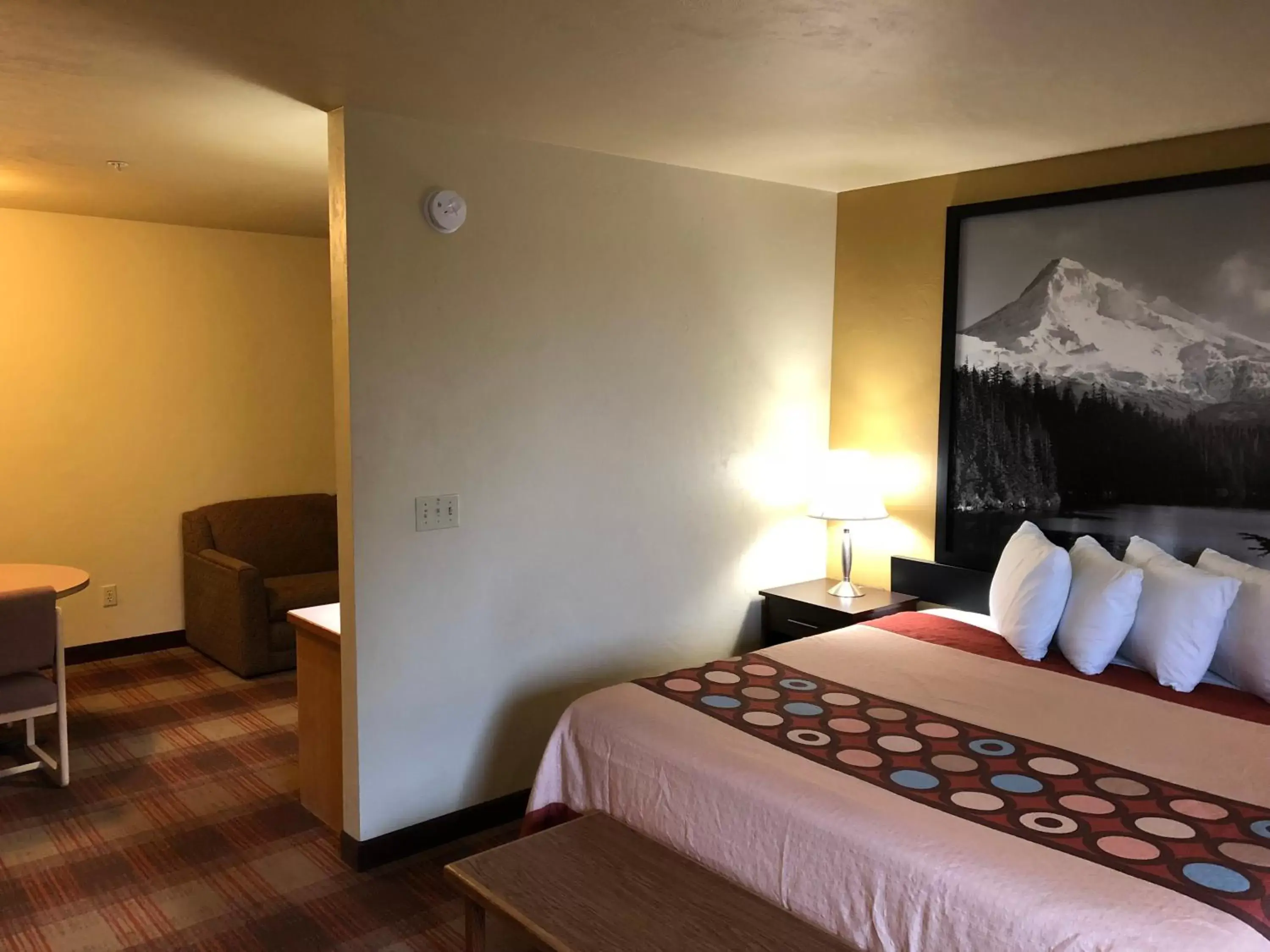 Bedroom, Bed in Super 8 by Wyndham Kennewick