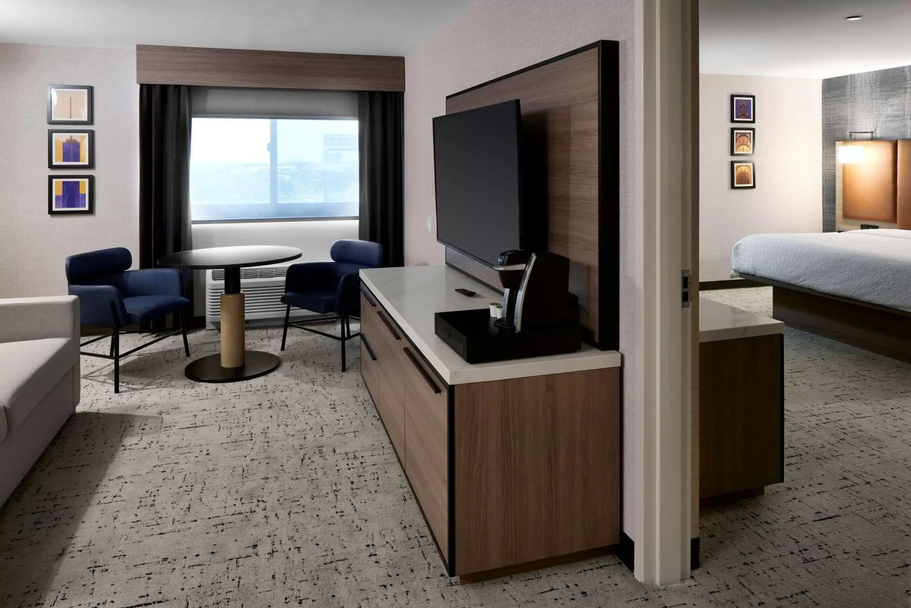 Living room, Seating Area in Hampton Inn Newark Airport