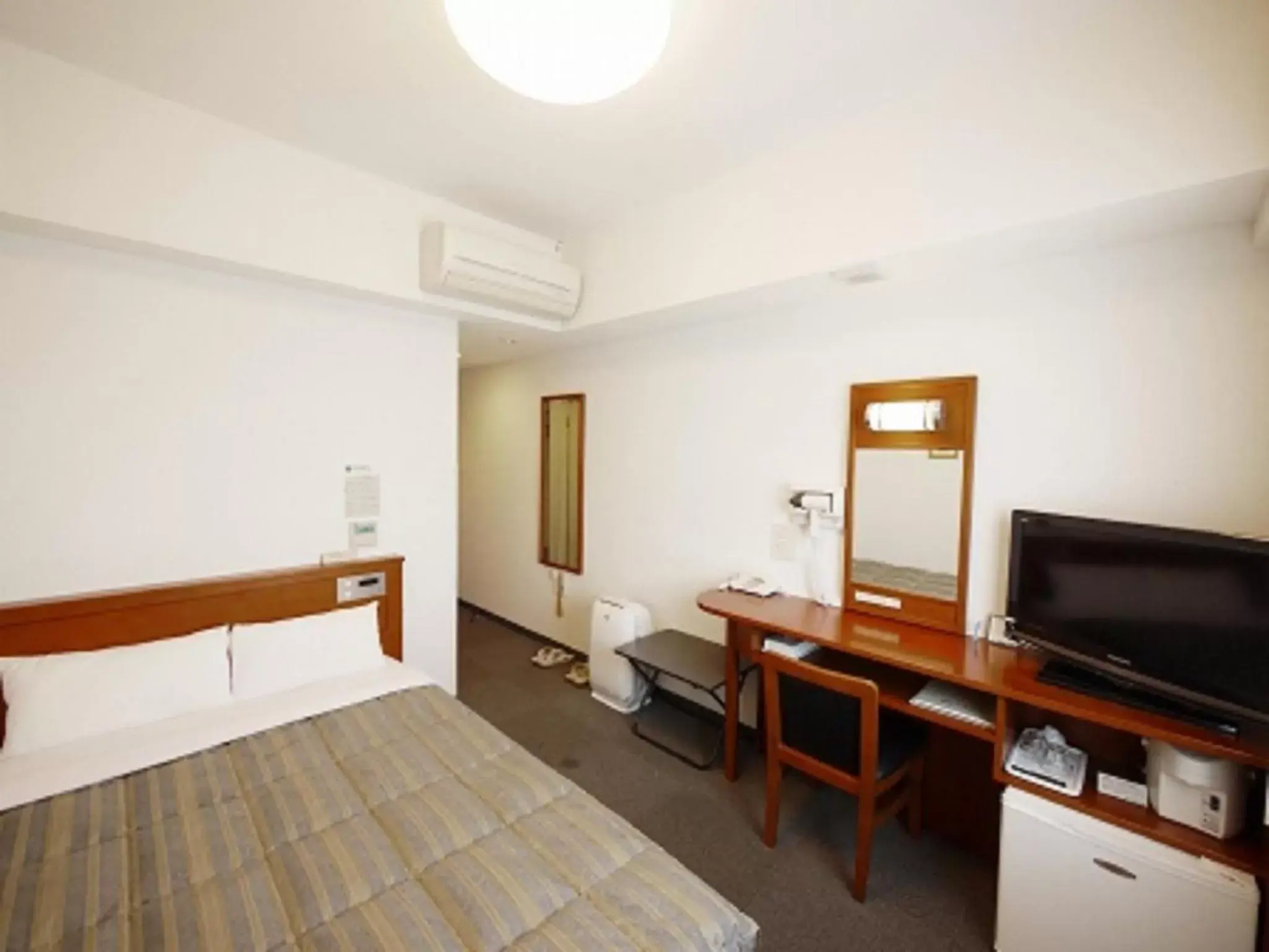 Bed, TV/Entertainment Center in Hotel Route-Inn Mojiko