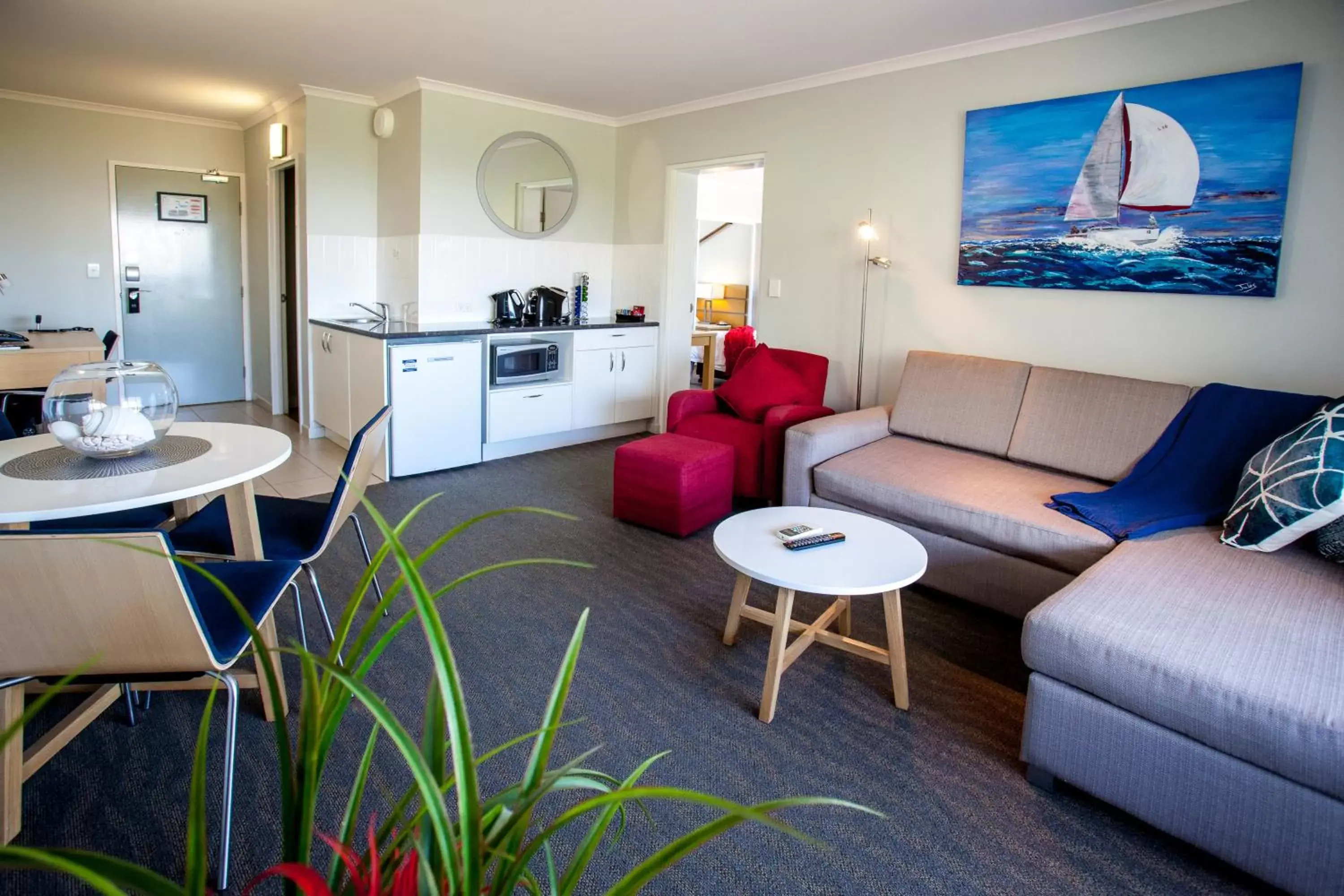 Kitchen or kitchenette, Seating Area in Manly Marina Cove Motel