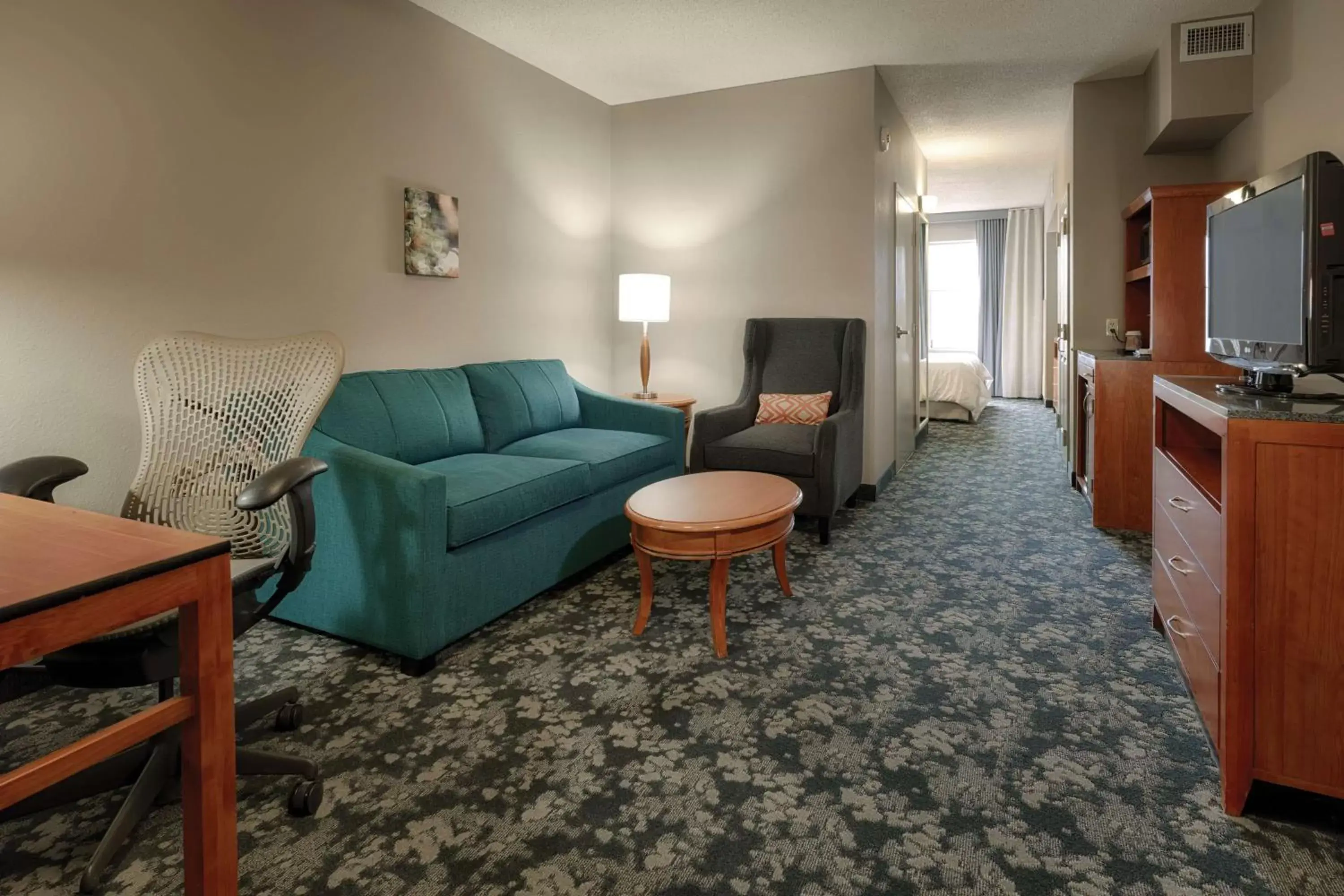 Bed, Seating Area in Hilton Garden Inn Cleveland/Twinsburg
