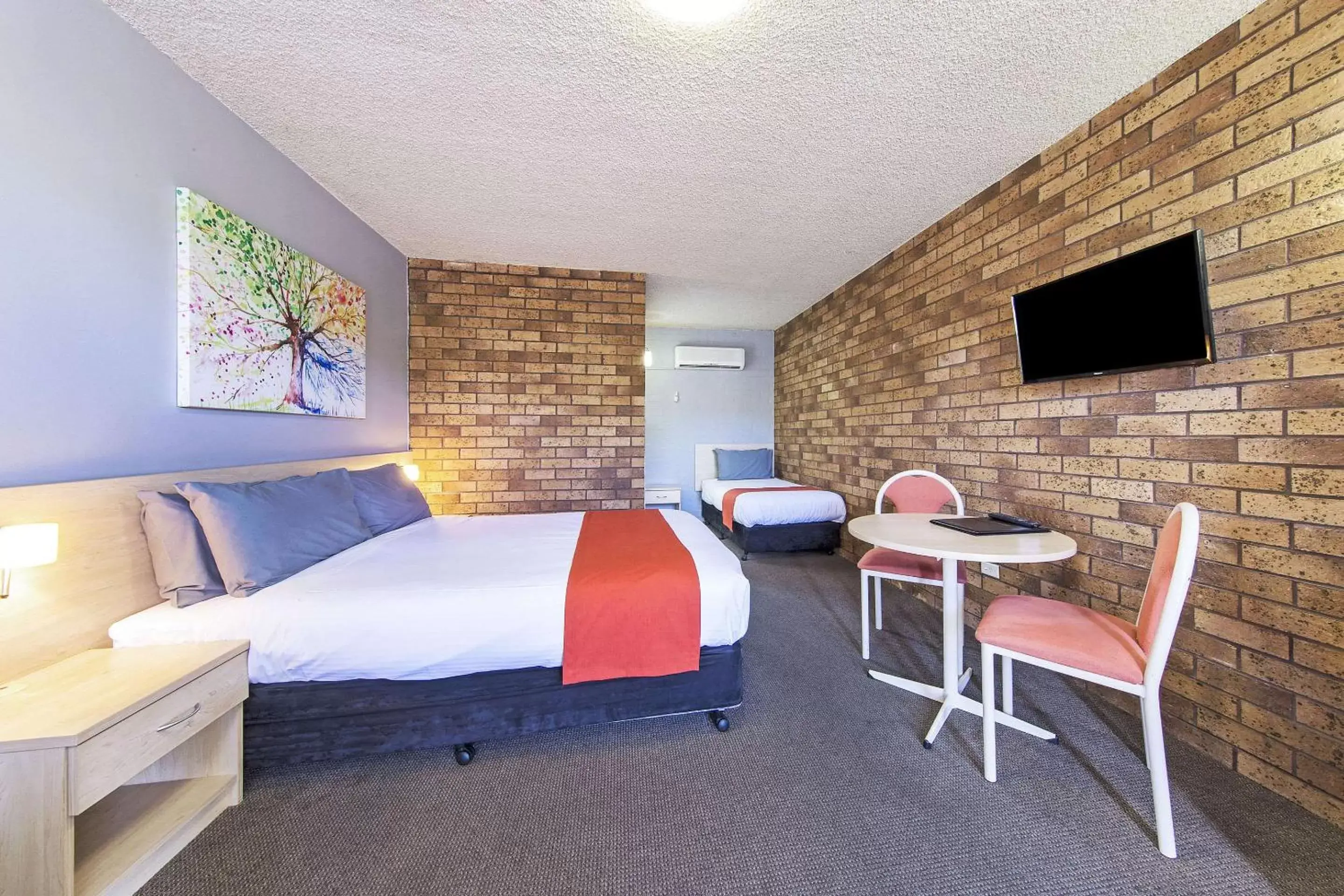 Photo of the whole room in Comfort Inn Dubbo City