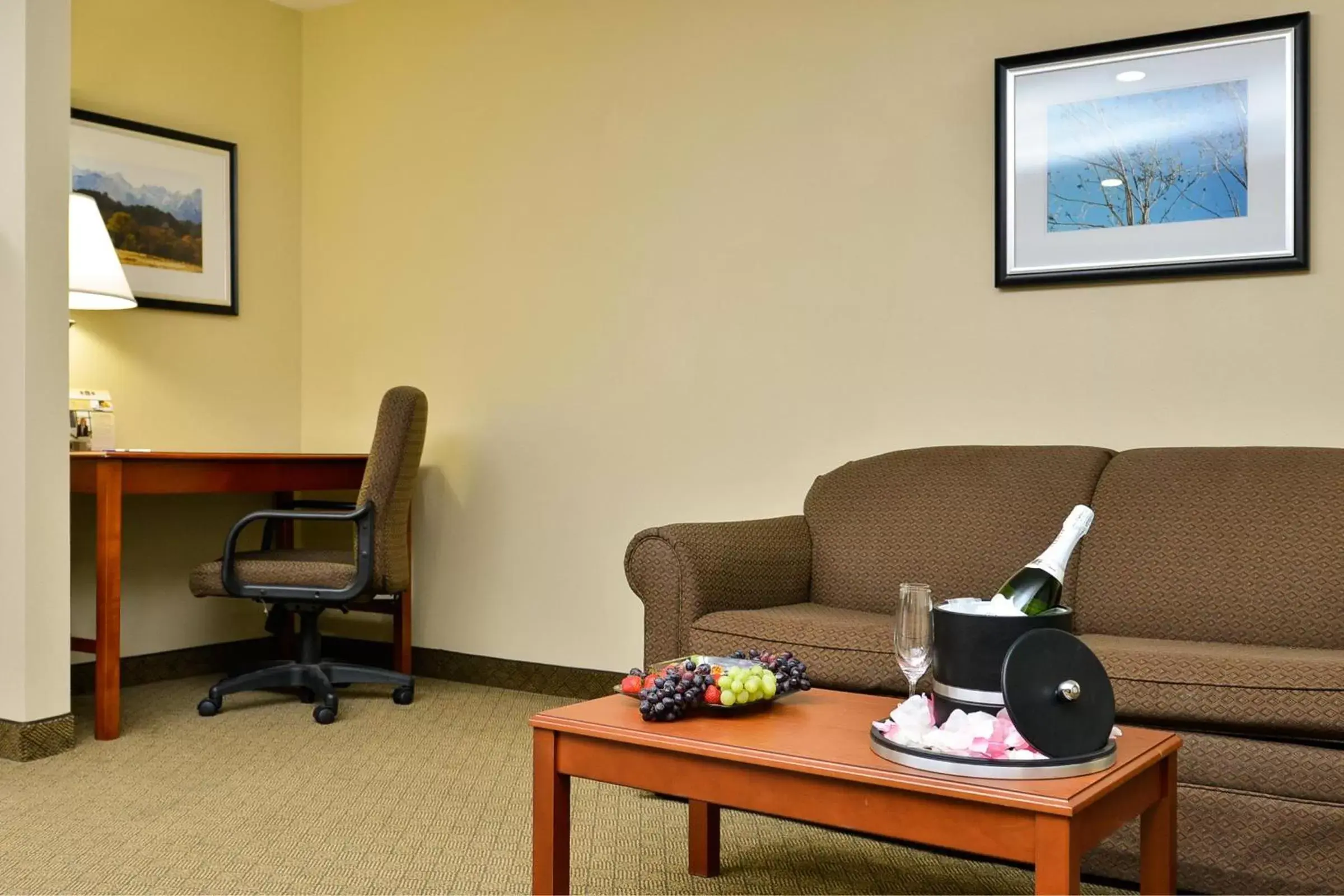 Photo of the whole room, Seating Area in Best Western Canon City