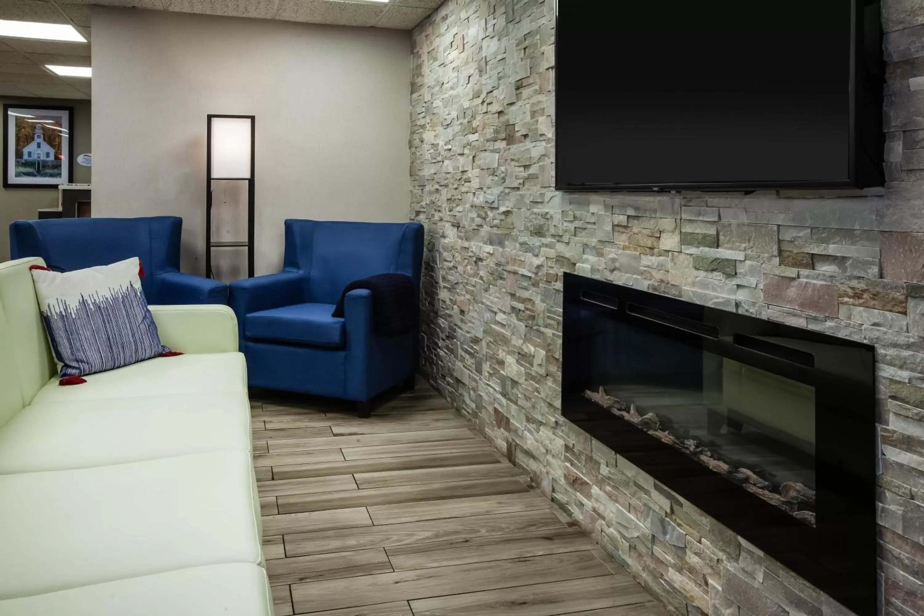 Lobby or reception, Seating Area in Baymont by Wyndham Traverse City