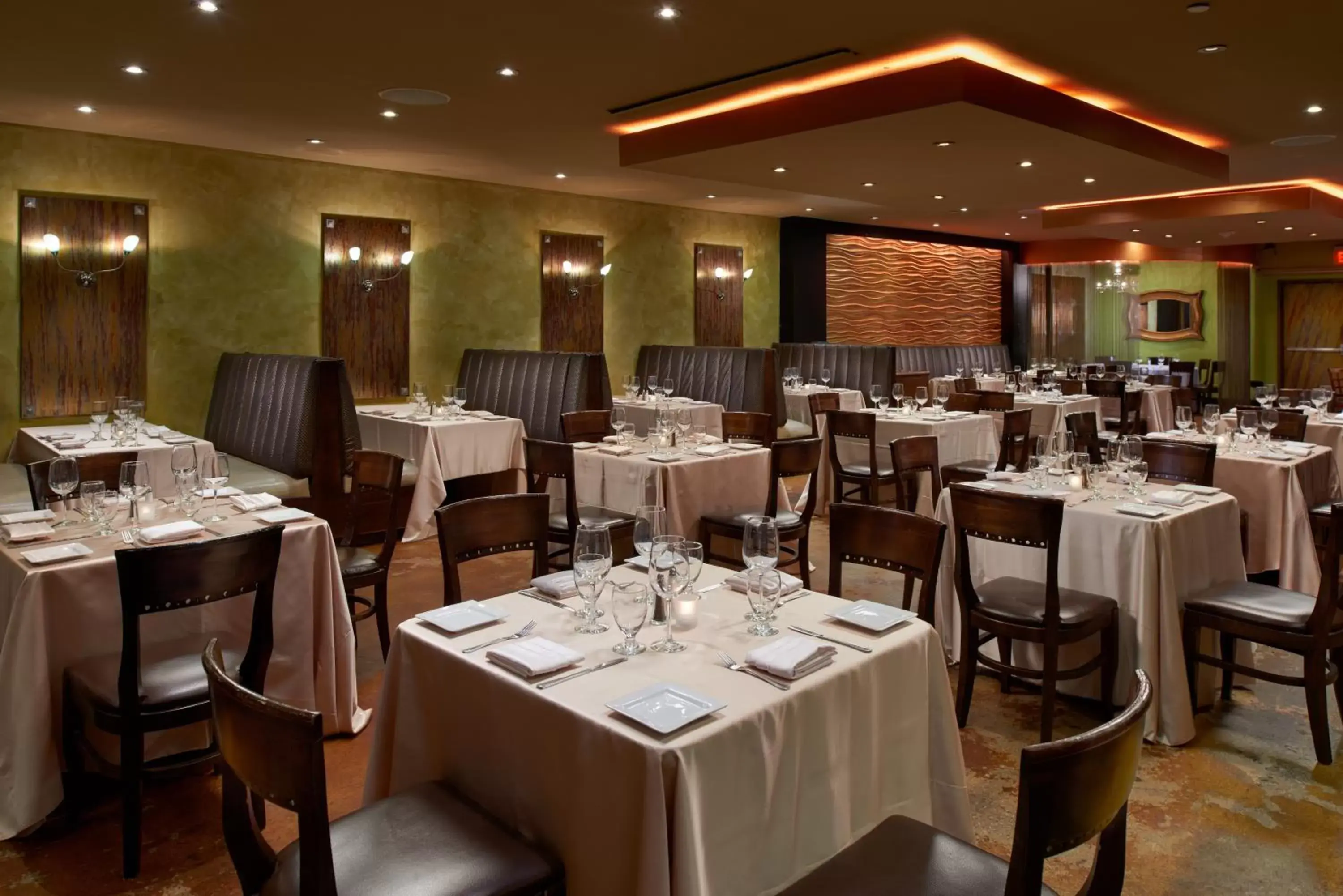 Restaurant/Places to Eat in Newport Beachside Hotel & Resort