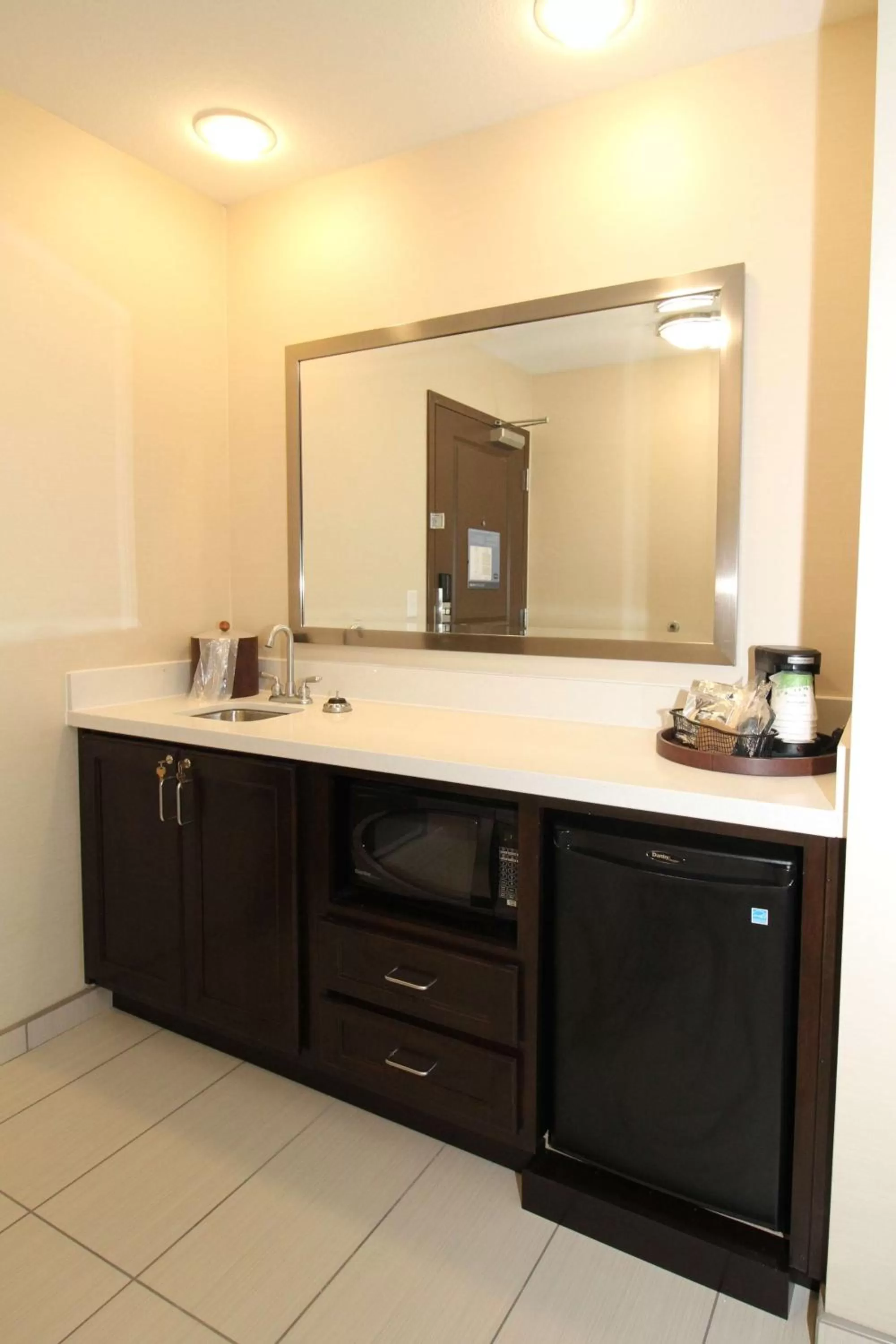 Kitchen or kitchenette in Hampton Inn and Suites Sandusky/Milan
