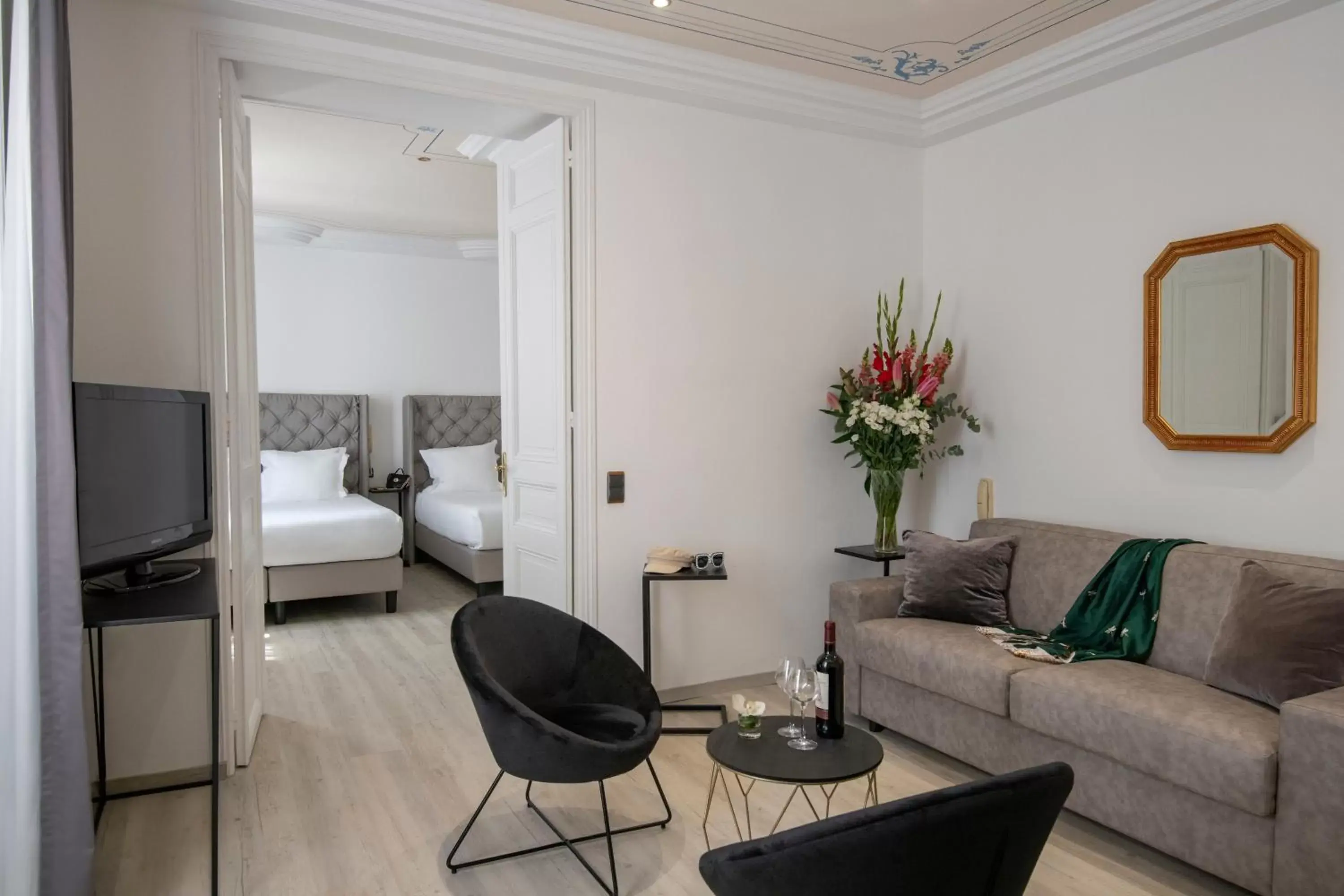Bedroom, Seating Area in GOLDEN TULIP CANNES HOTEL de PARIS