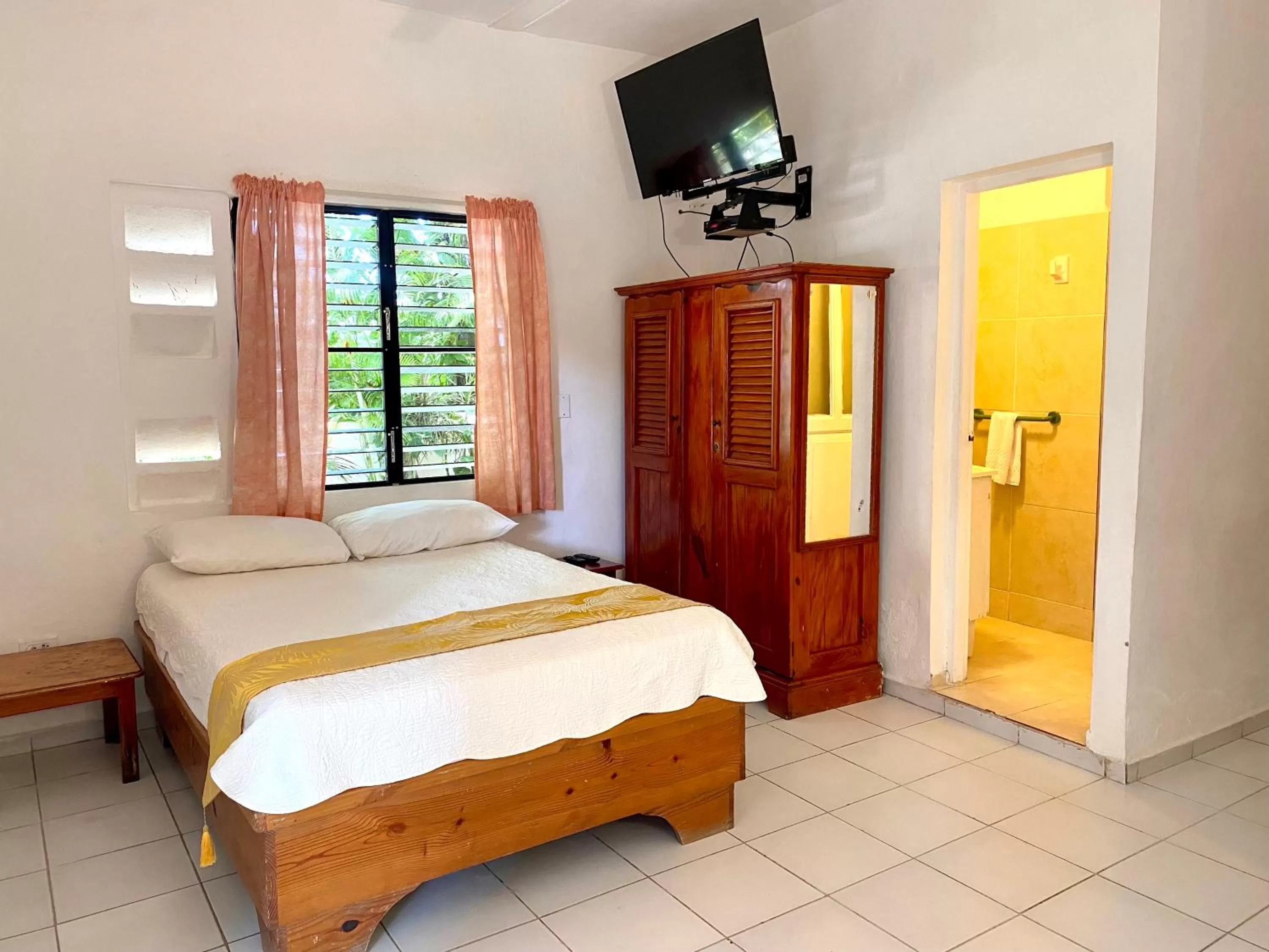 TV and multimedia, Bed in Hotel Alegria