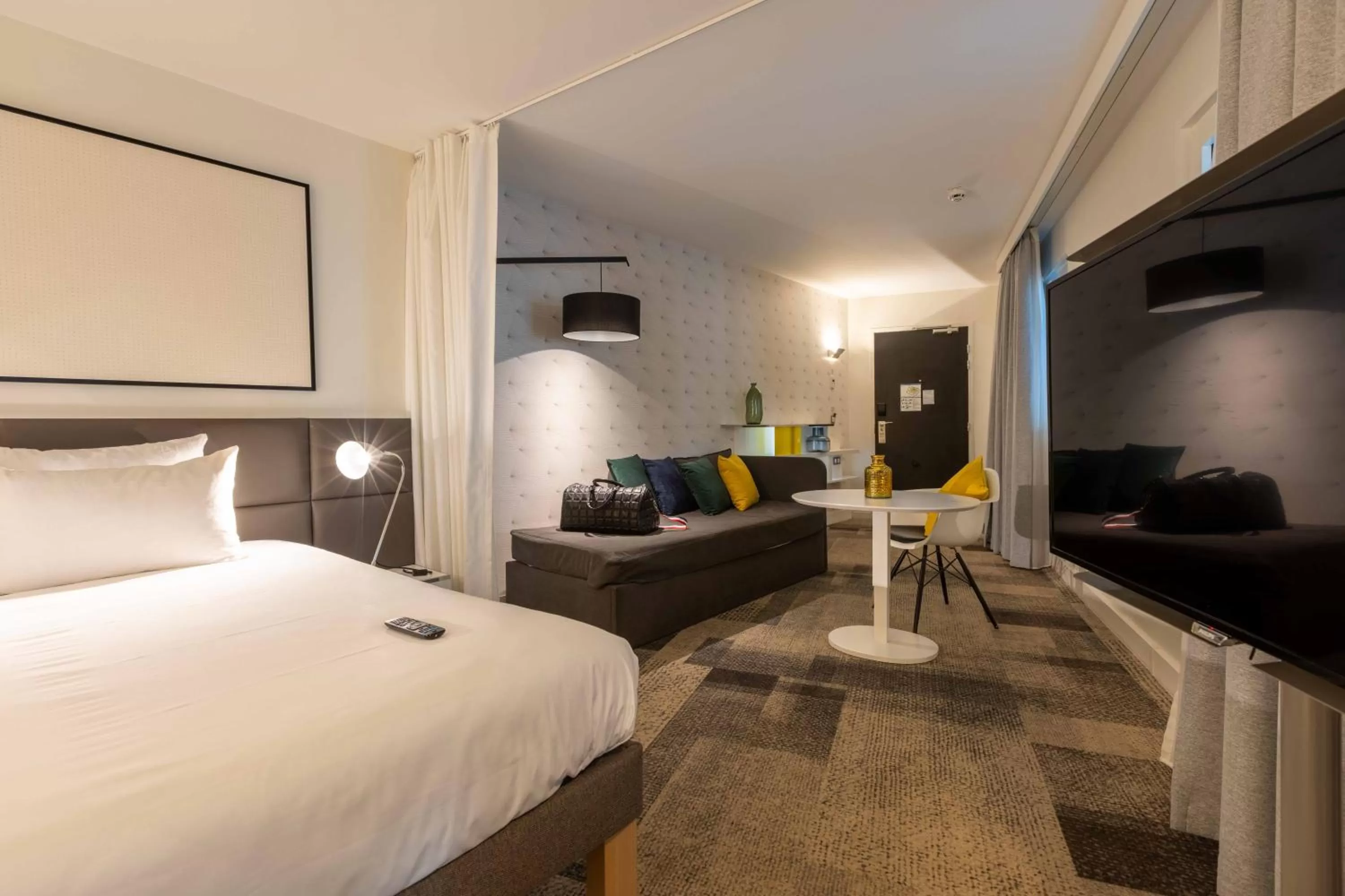 TV and multimedia, Bed in Novotel Suites Paris Expo Porte de Versailles