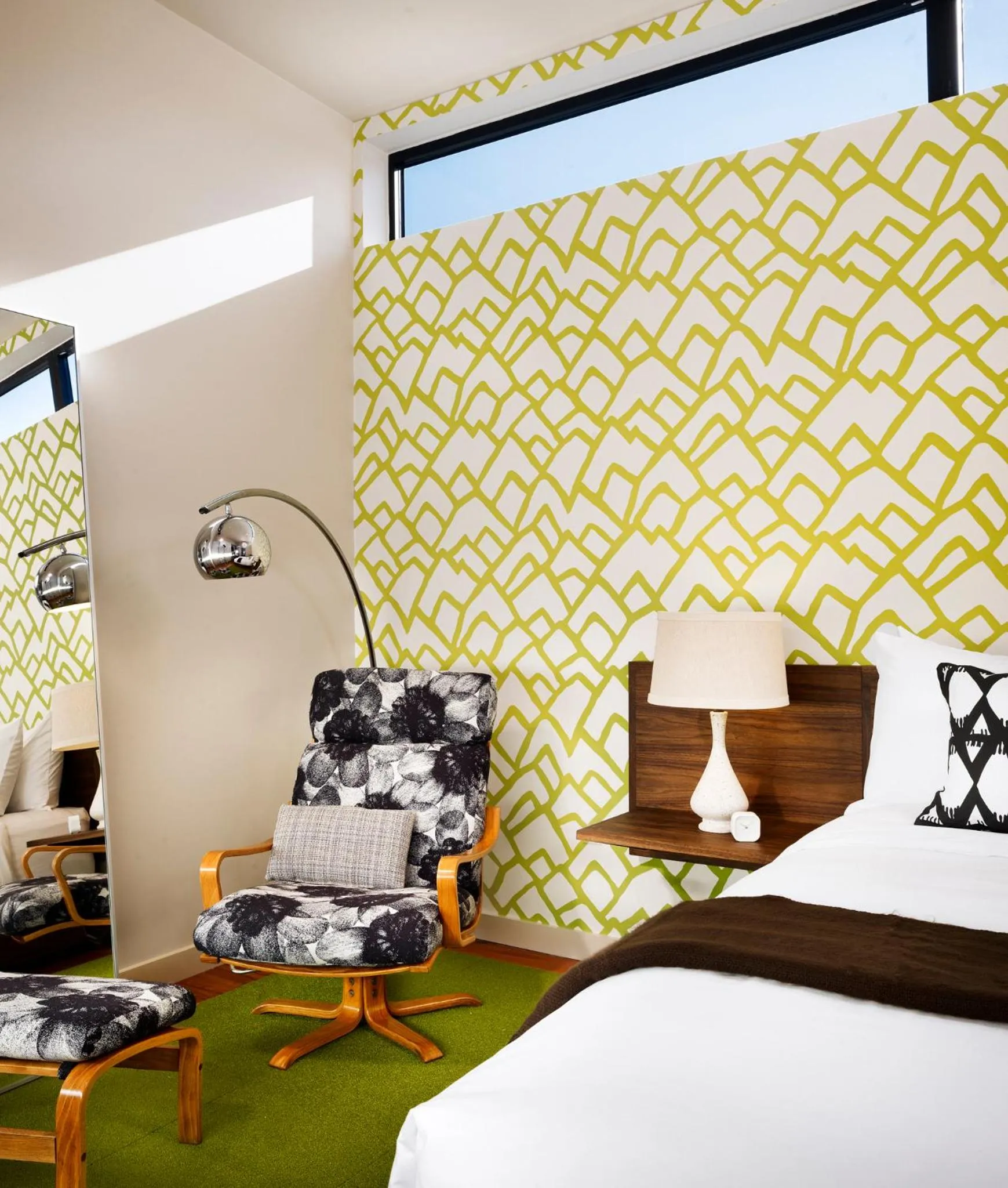 Bed, Seating Area in Heywood Hotel