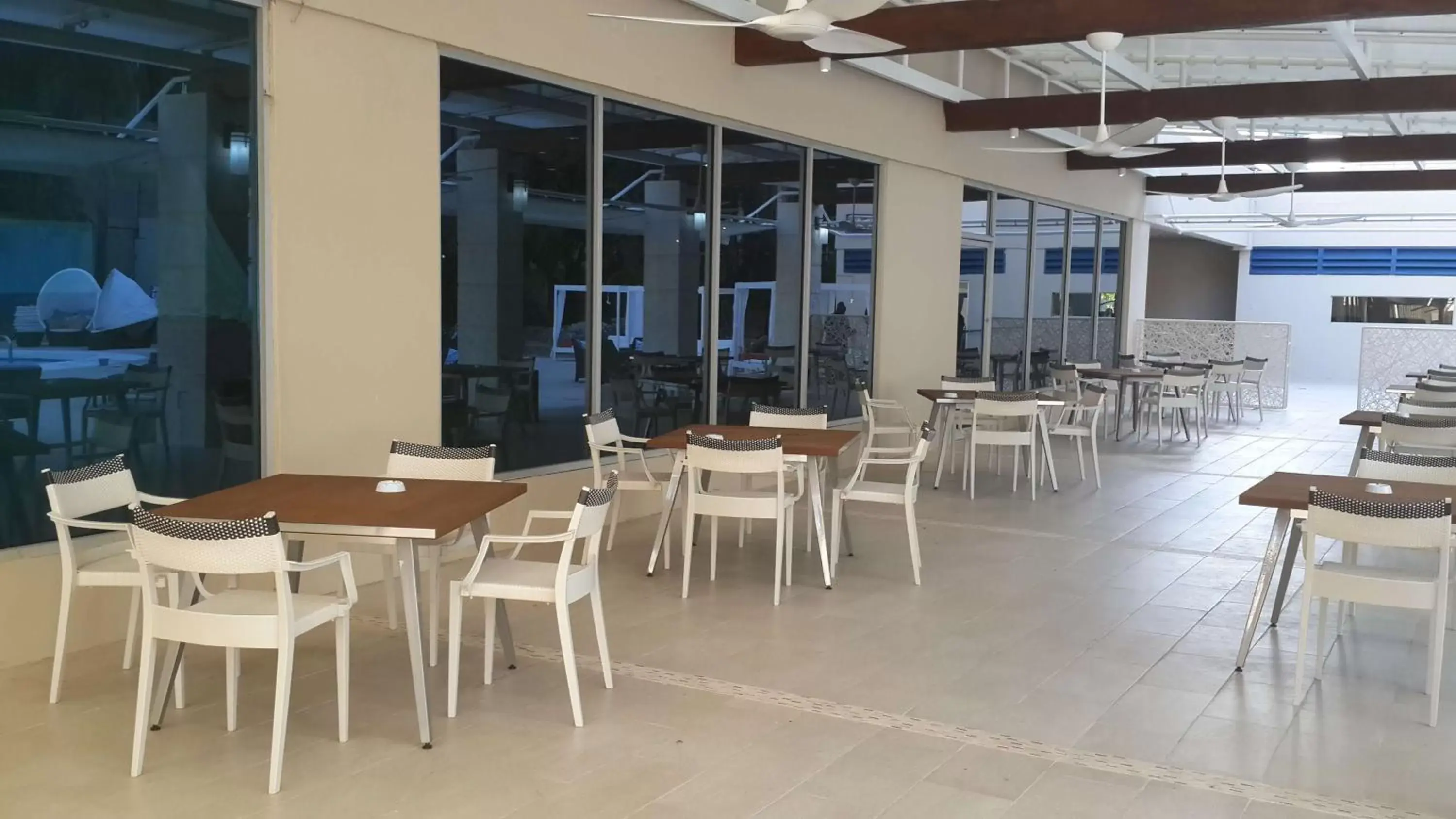 Patio, Restaurant/Places to Eat in Radisson Hotel Trinidad