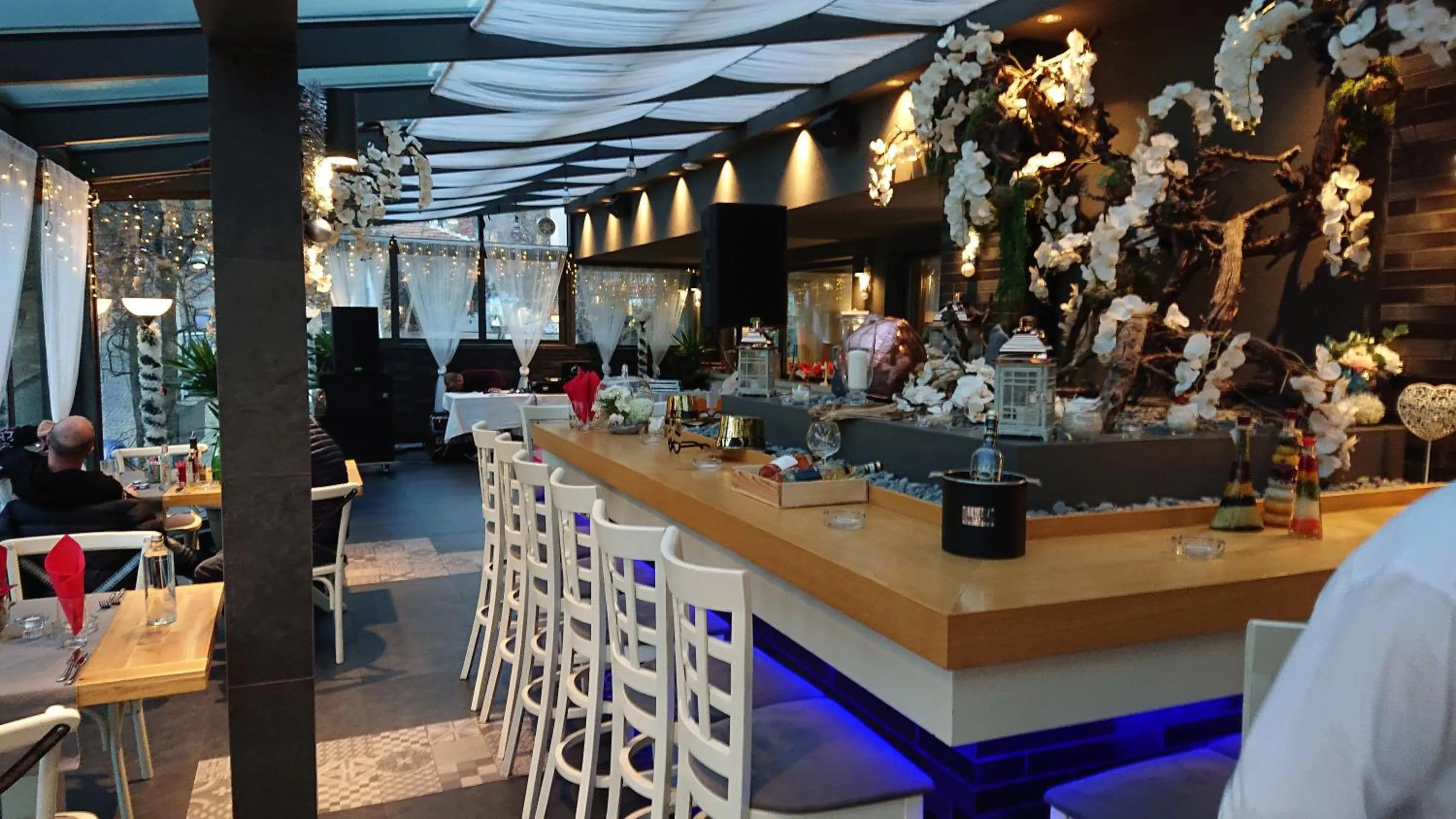 Restaurant/places to eat in All Seasons Residence Design Hotel - Free parking