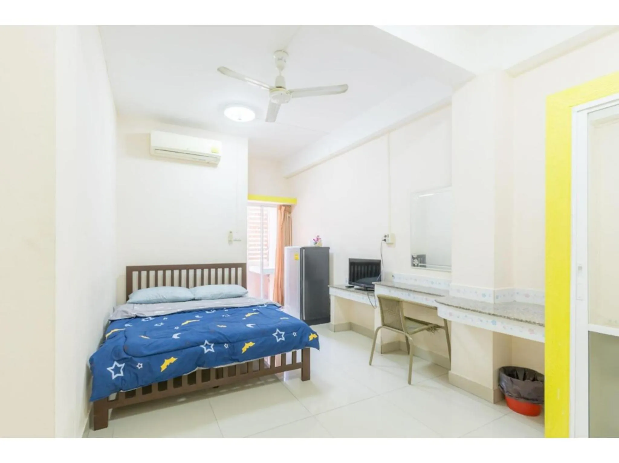 Bedroom, Bed in OYO 75405 Ladda Place