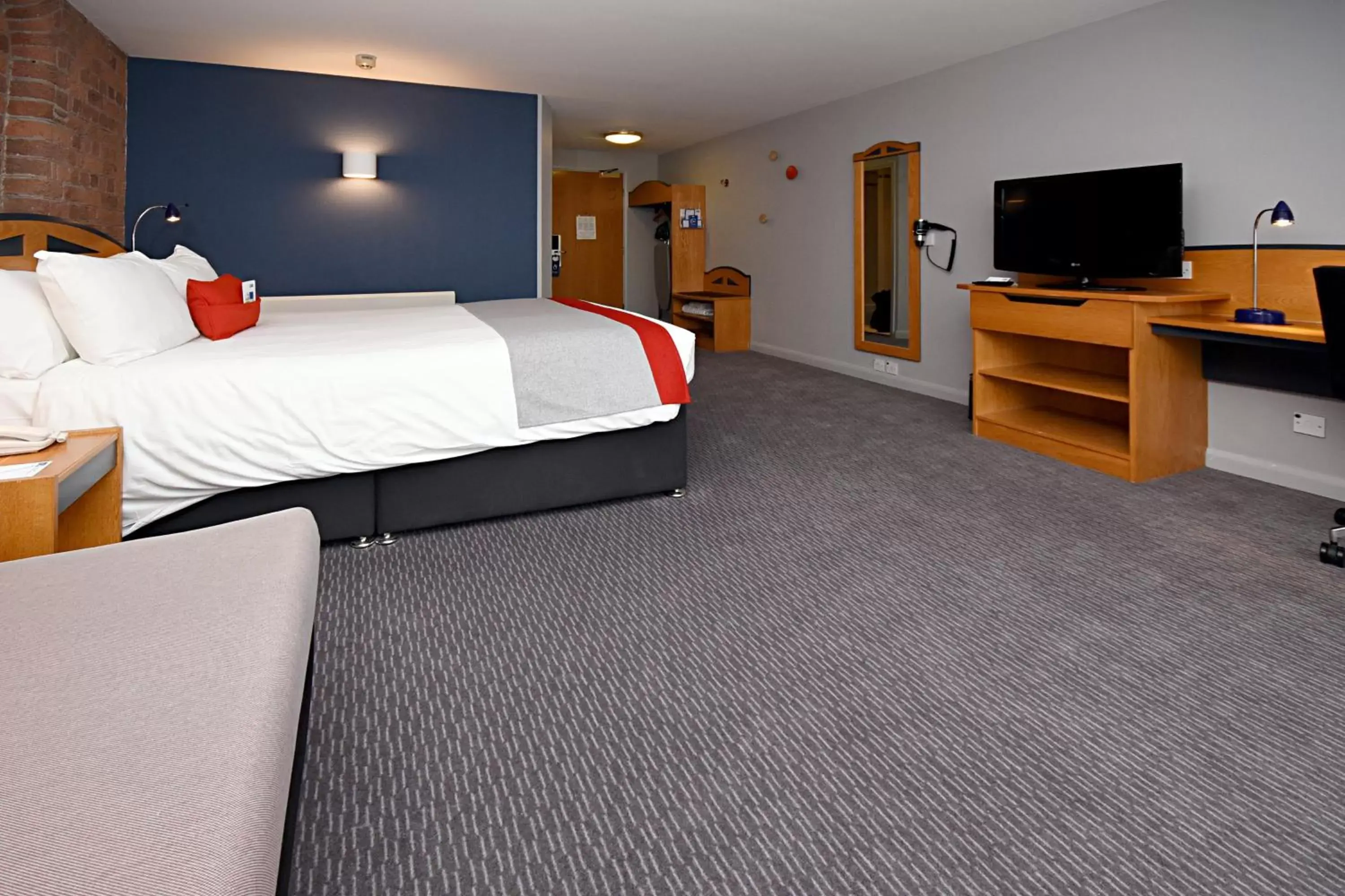 Photo of the whole room, Bed in Holiday Inn Express Liverpool-Albert Dock, an IHG Hotel