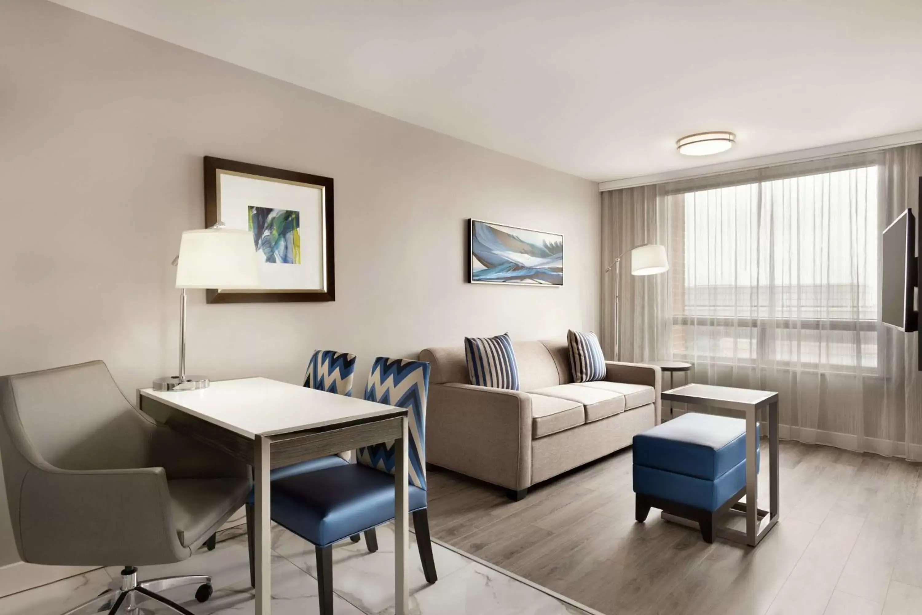 Living room, Seating Area in Embassy Suites By Hilton Montreal Airport