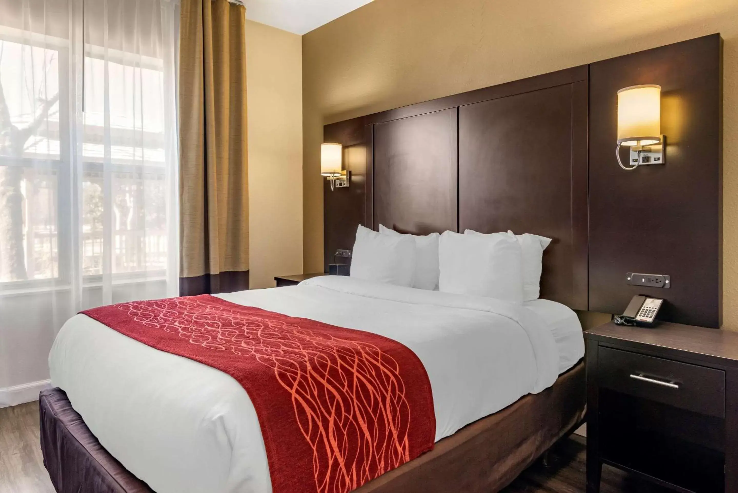 Bedroom, Bed in Comfort Inn & Suites near Six Flags