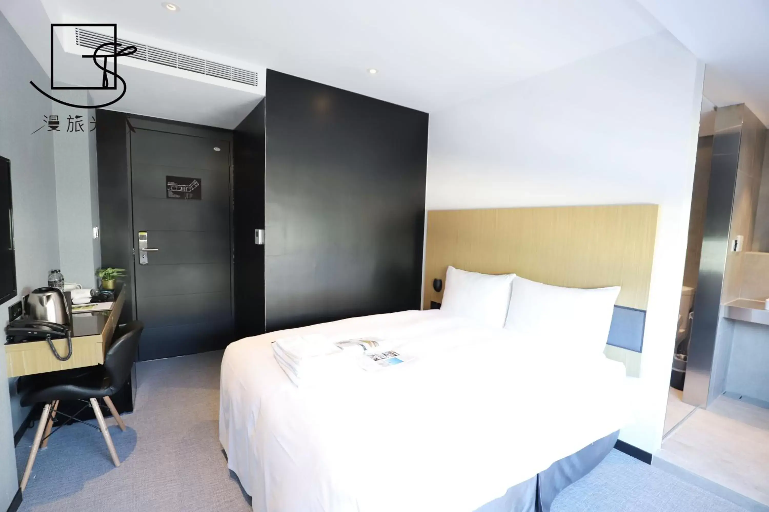 Bed in Slow Town Hotel-Glowing Bed in Slow Town Hotel-Glowing