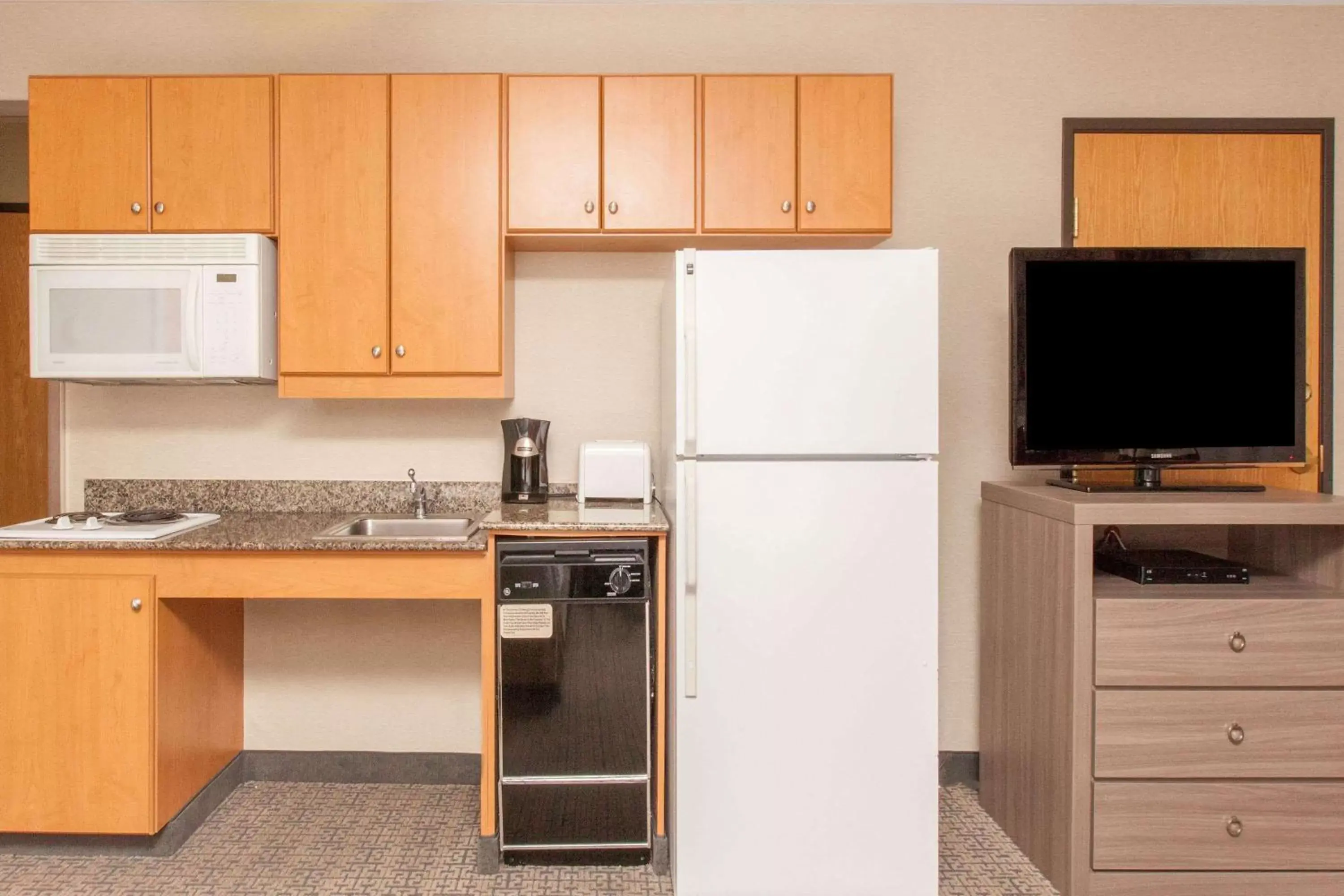 Photo of the whole room, Kitchen/Kitchenette in Hawthorn Suites by Wyndham Livermore