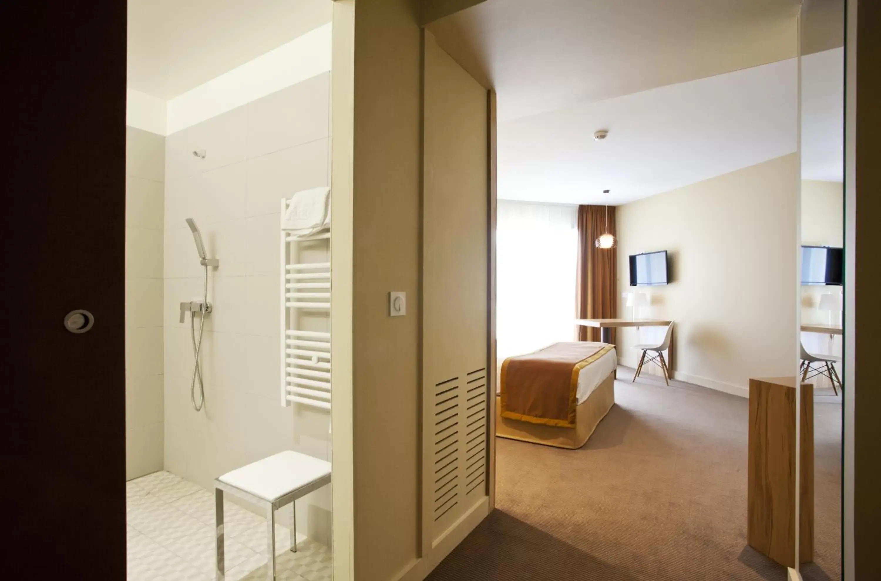 Bedroom, Bathroom in Best Western Hôtel Le Paradou Avignon Sud.