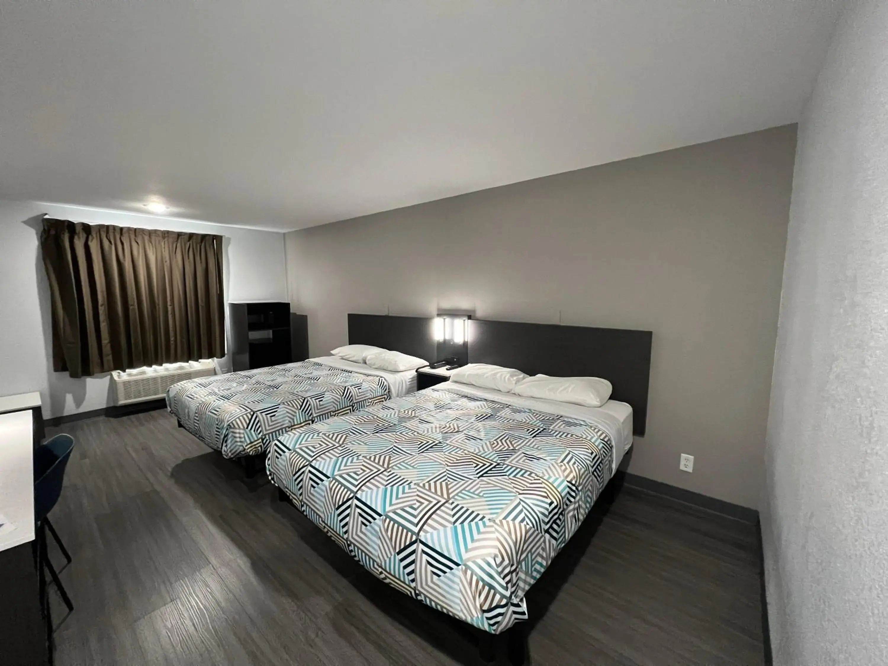 Bedroom, Bed in Motel 6-Altoona, IA - Des Moines East