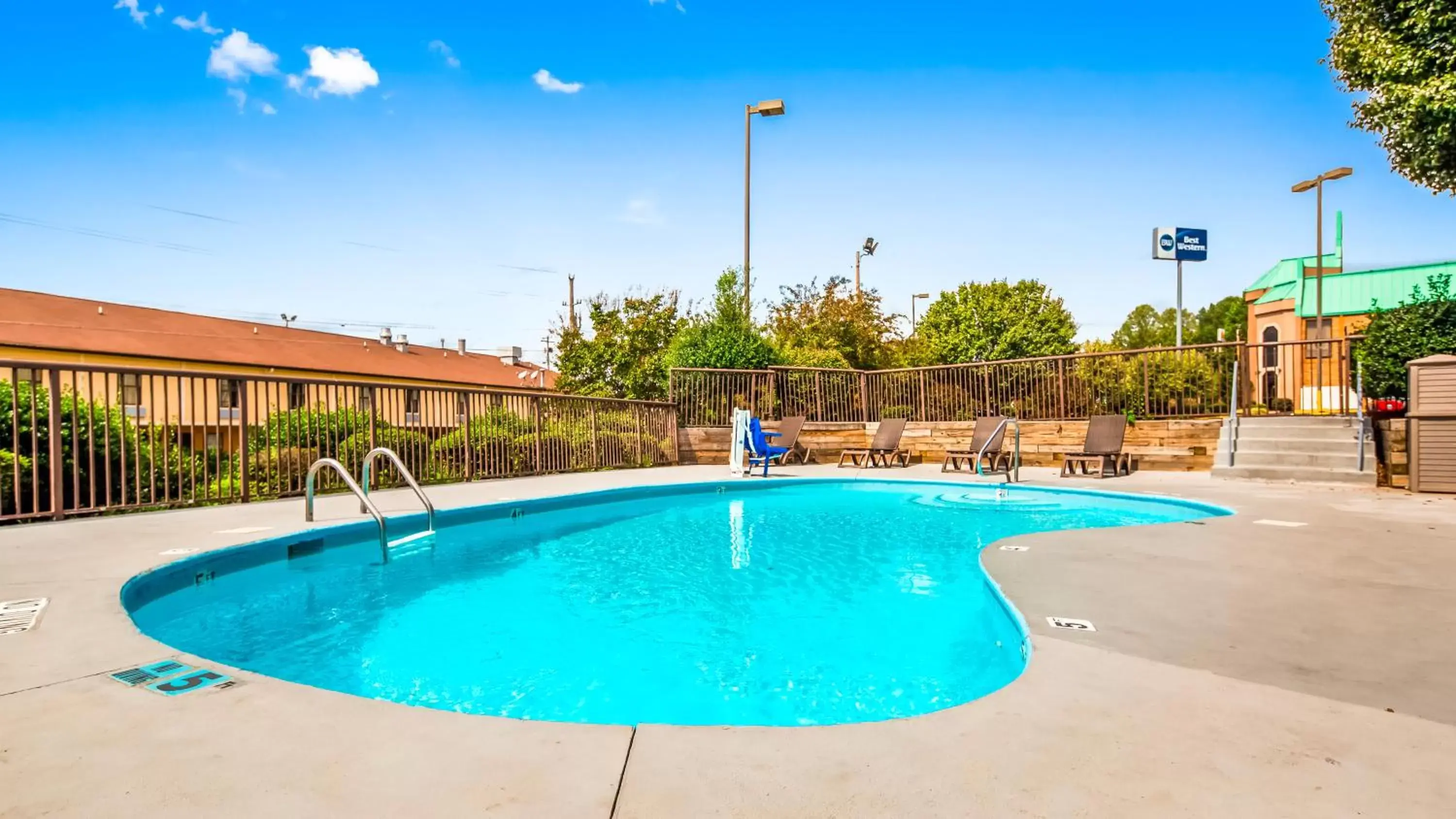 Swimming Pool in Best Western Statesville Inn