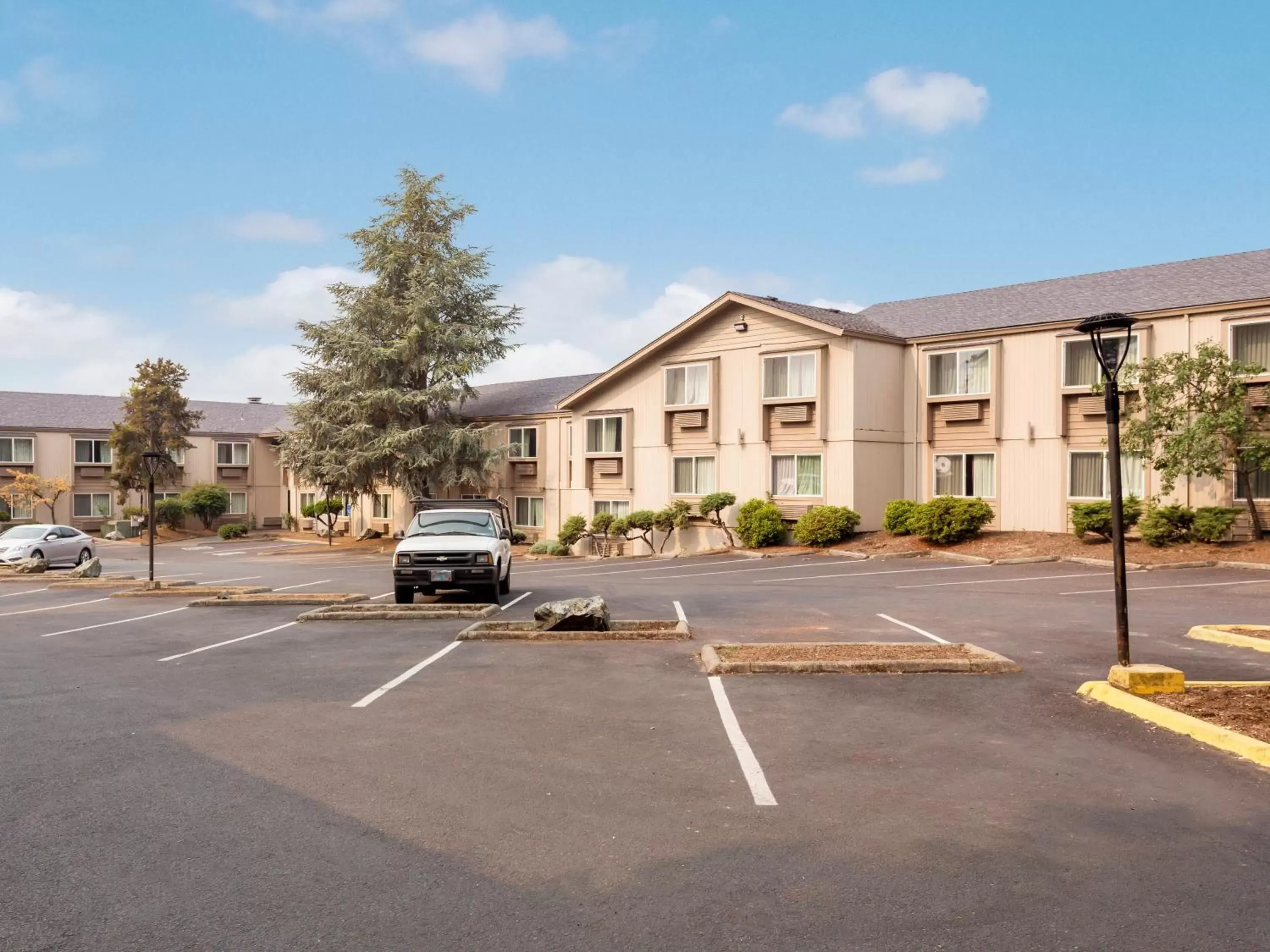Parking, Property Building in Red Lion Inn & Suites Grants Pass