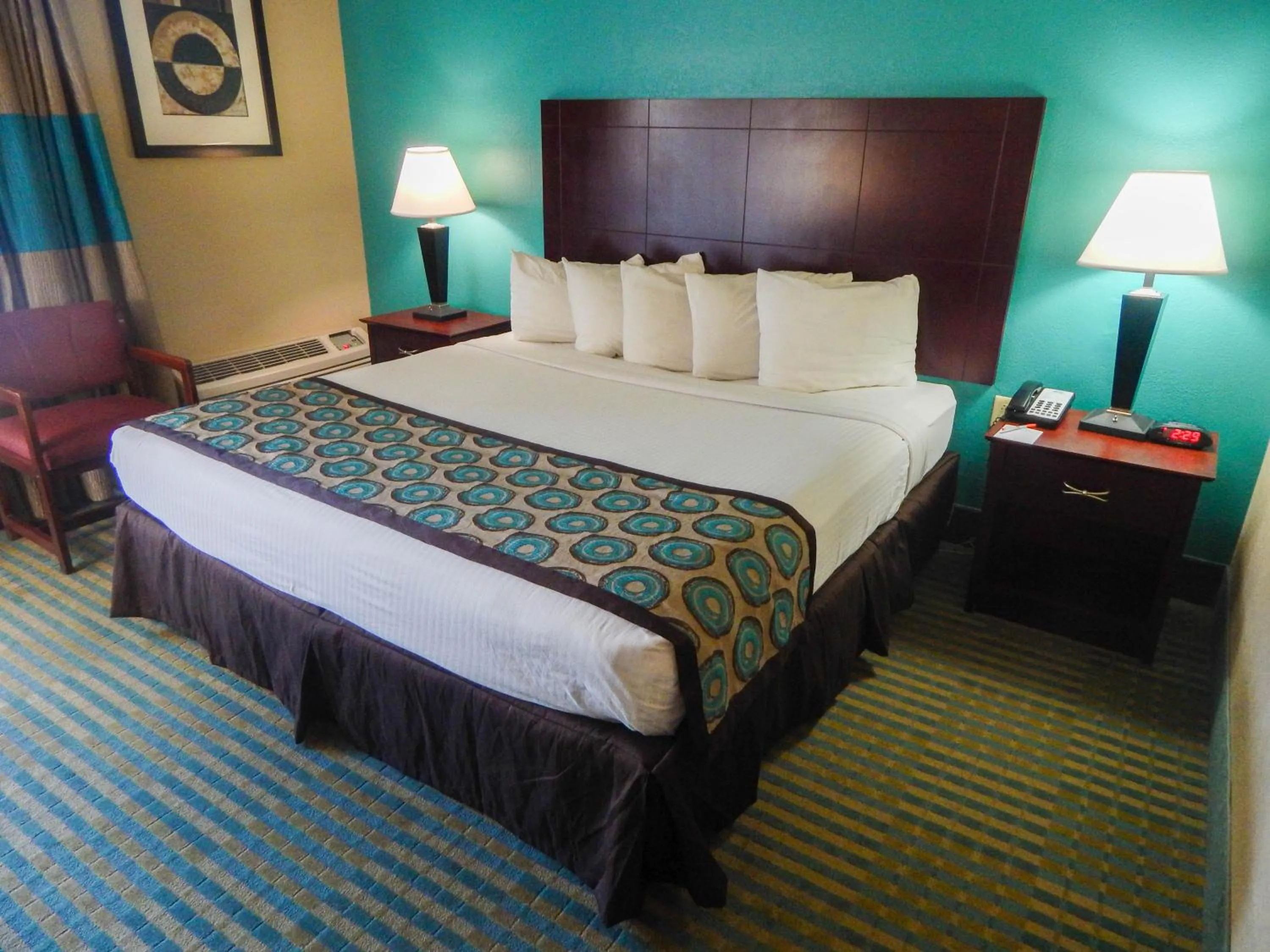 Bed in Howard Johnson by Wyndham Arlington Ballpark / Six Flags