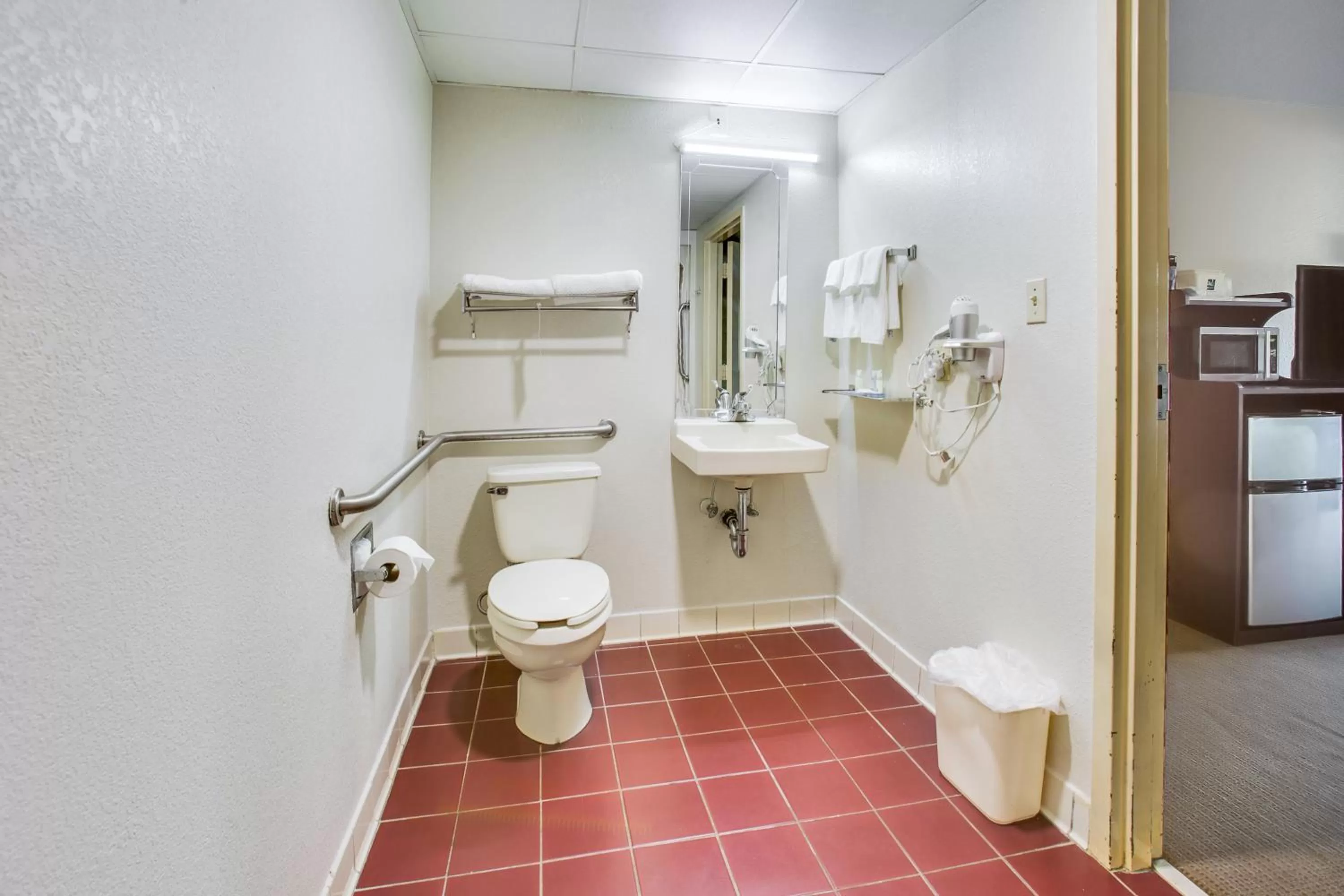 King Room with Roll-In Shower - Accessible/Non-Smoking in Quality Inn Fort Campbell