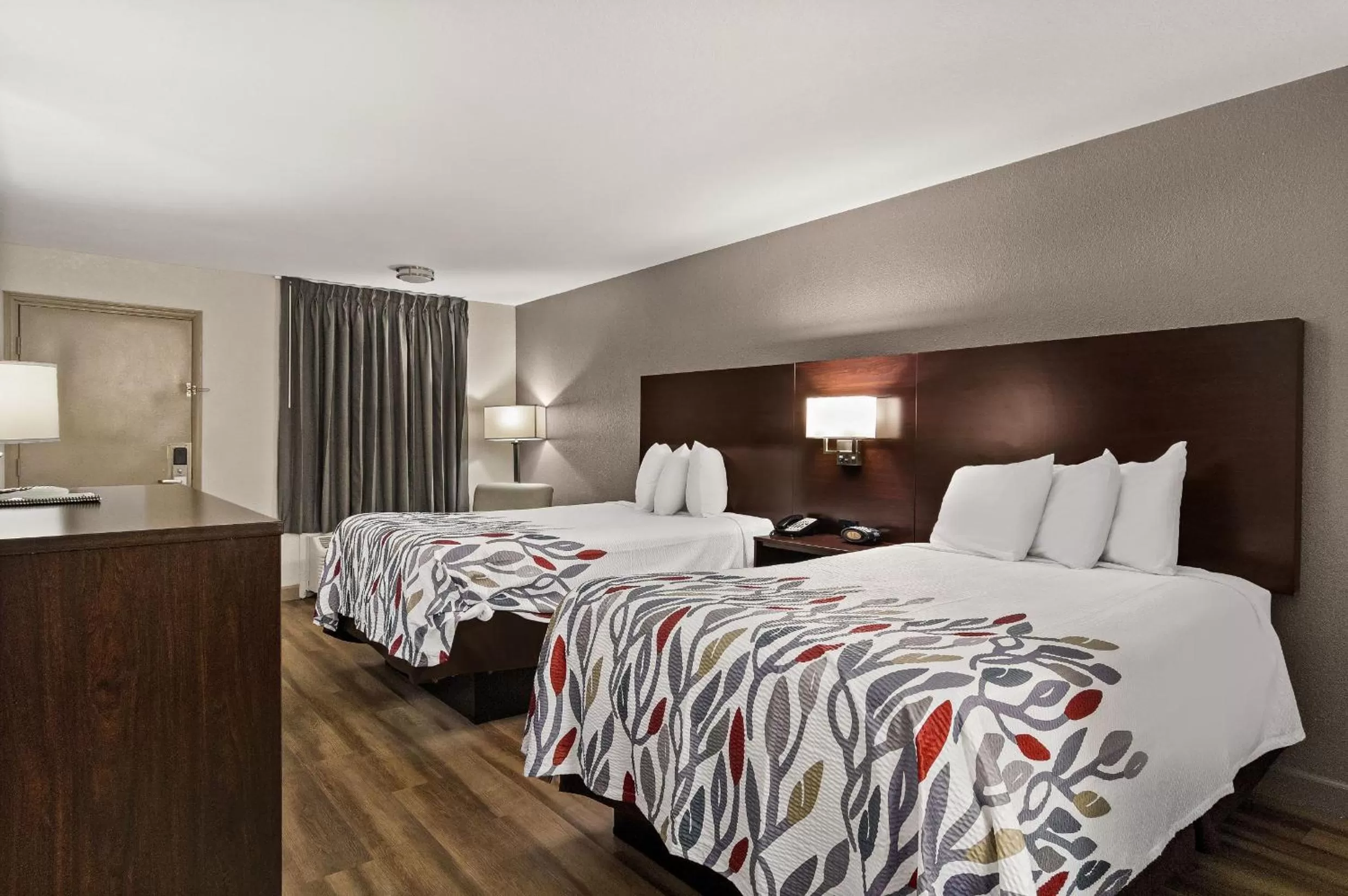 Guests, Bed in Red Roof Inn Baldwin