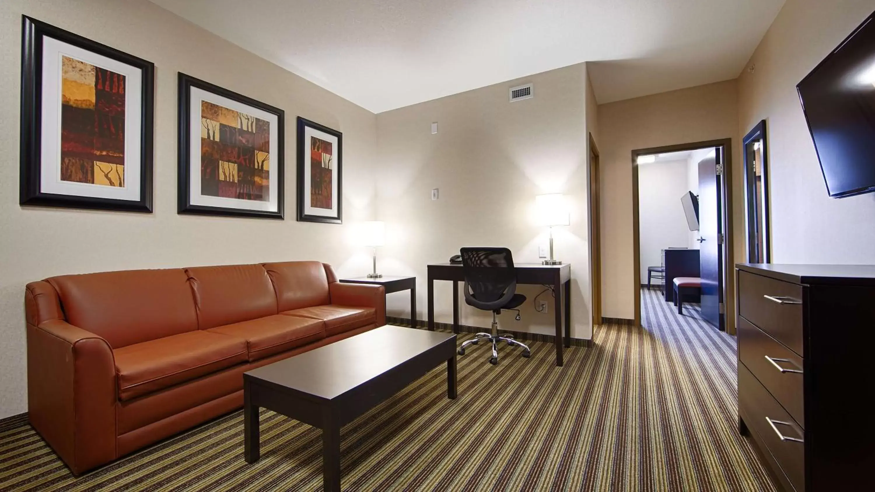 Photo of the whole room, Seating Area in Best Western Plus Sherwood Park Inn & Suites