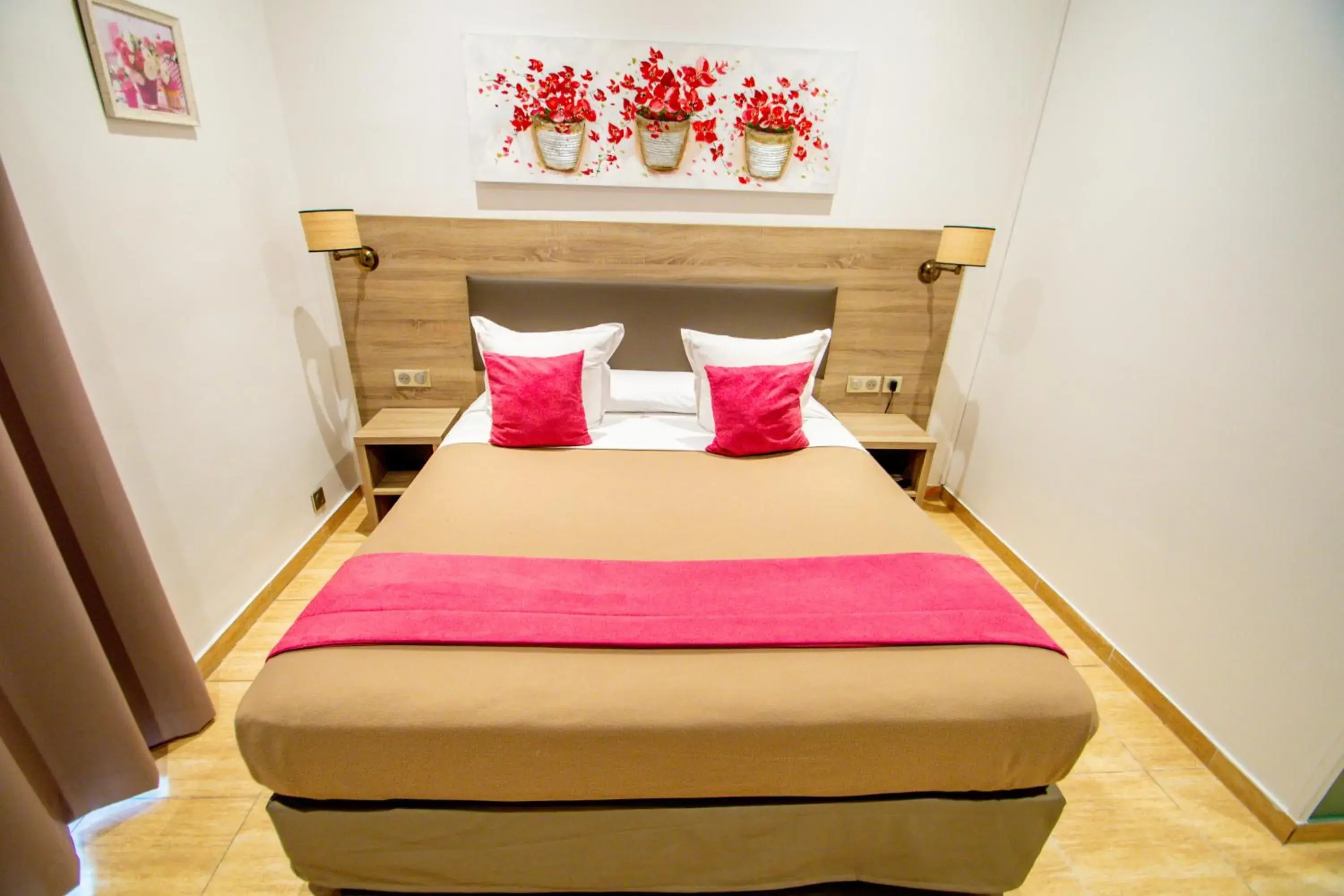 Bedroom, Bed in Parisien