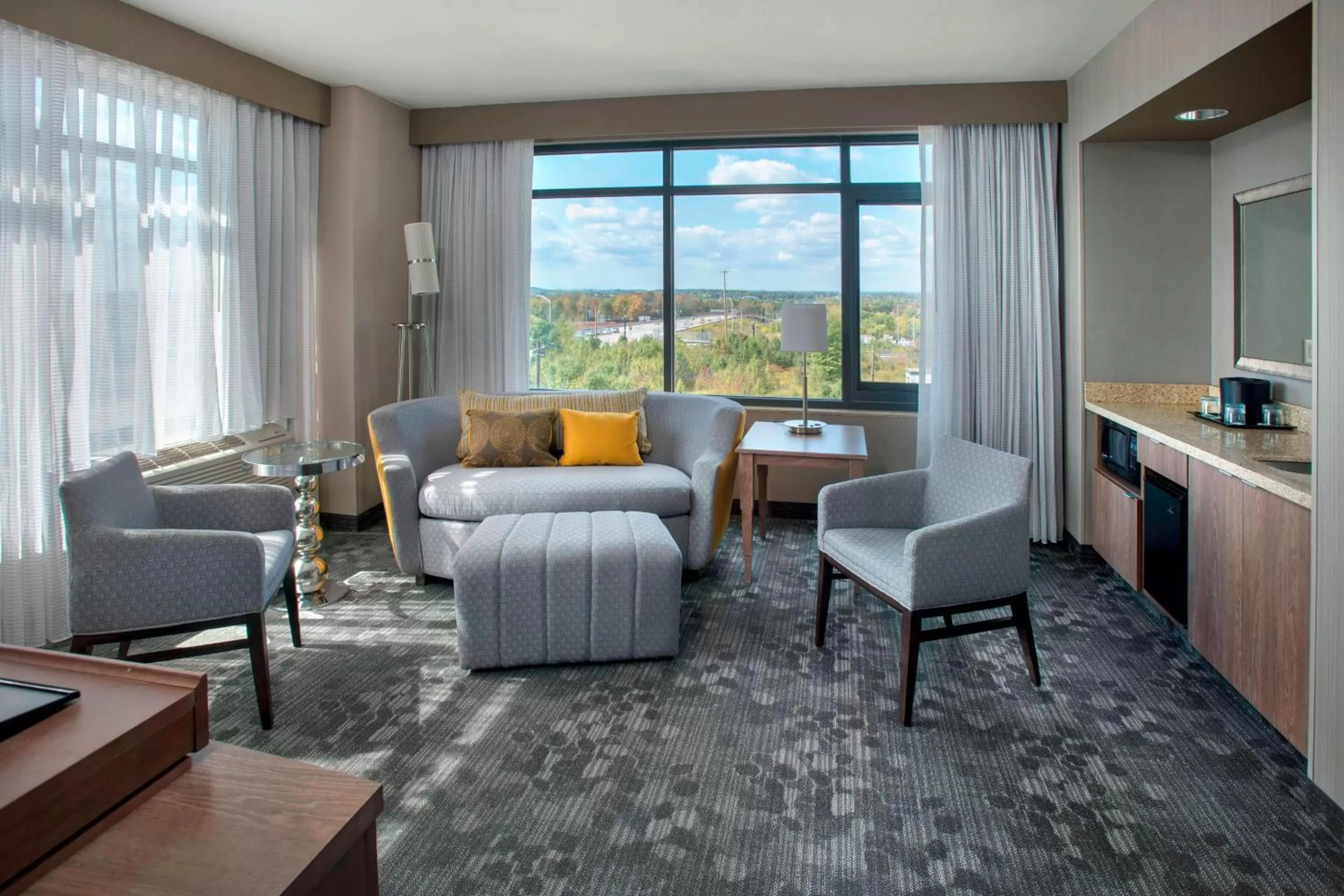 Living room in Courtyard by Marriott Philadelphia Lansdale