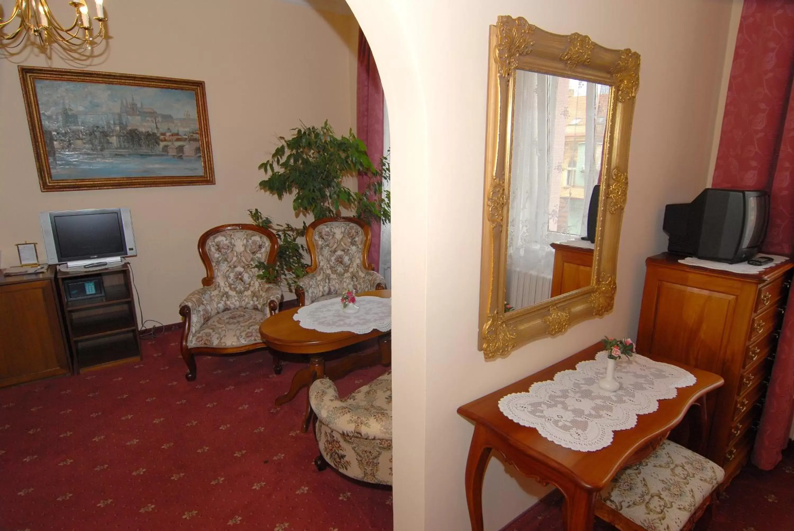 Photo of the whole room, Seating Area in Hotel Opera