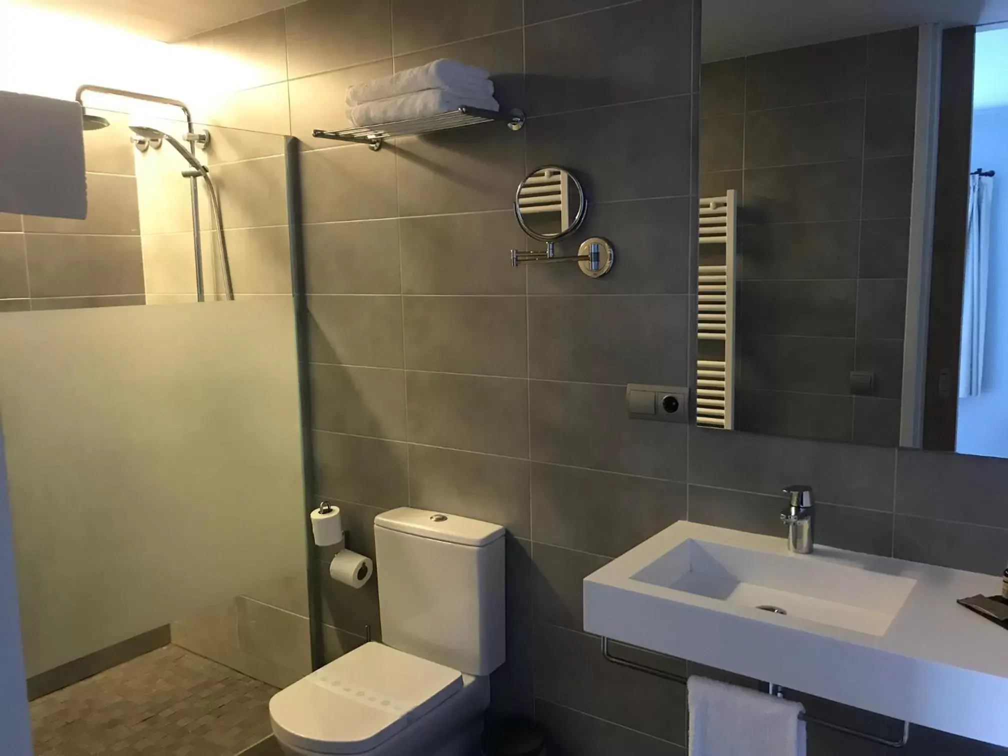 Bathroom in Hotelet Del Bac