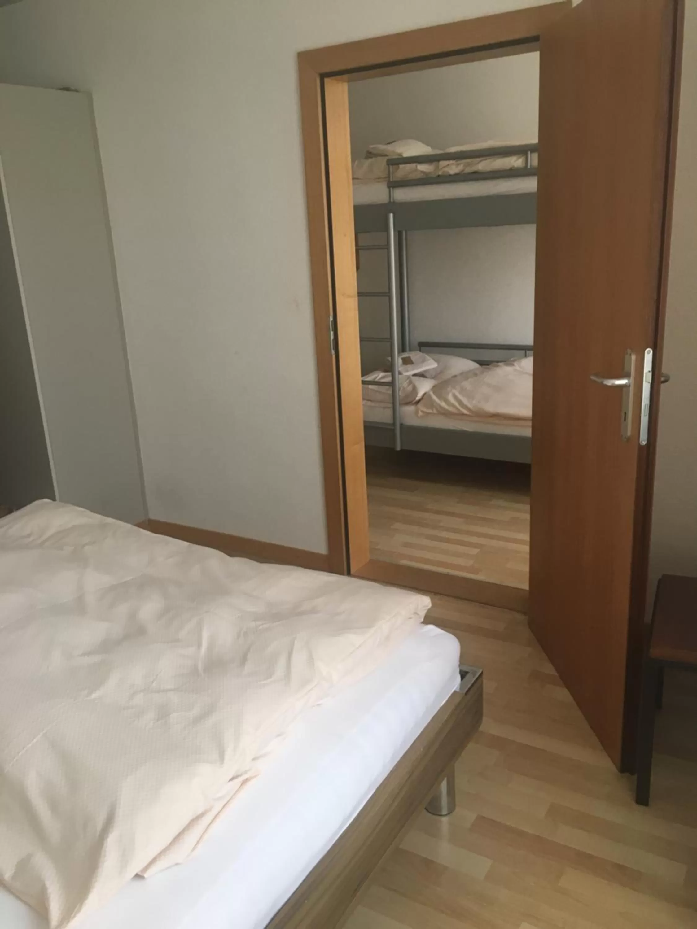 bunk bed, Bed in Hôtel de la Gare