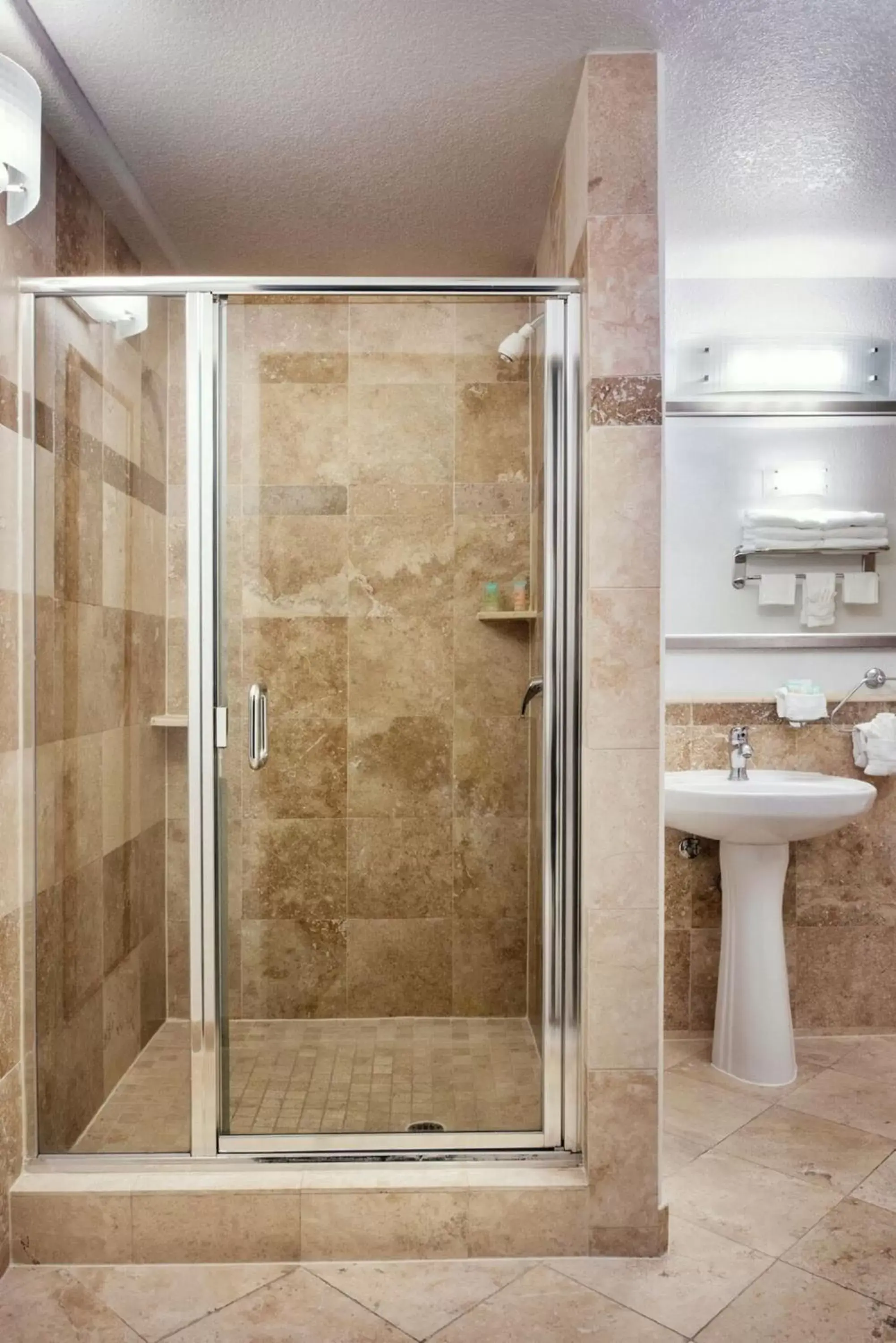 Shower, Bathroom in Porto Vista Hotel In Little Italy